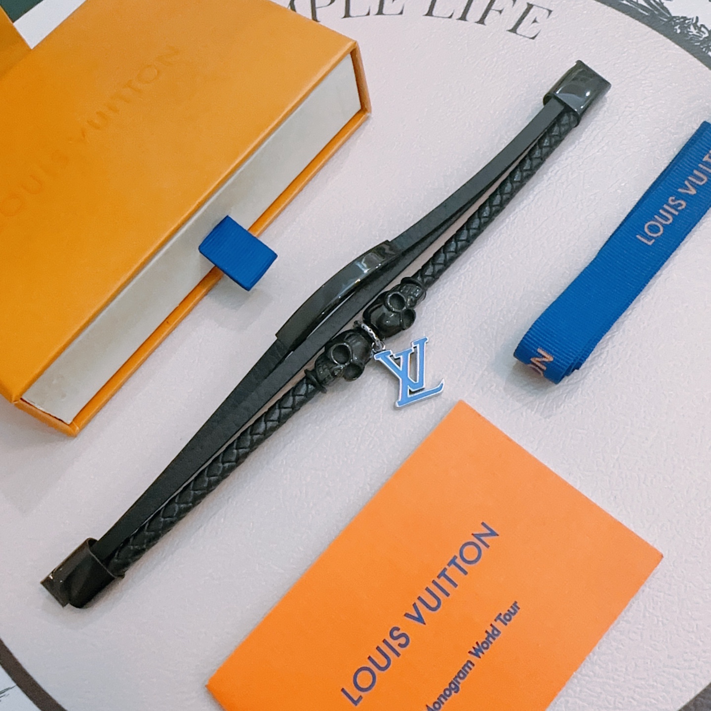 NO:108271,Louis Vuitton LV leather bracelet original single-stock counter new model retro trend fashion essentials can be worn by both men and women Couple style Rock Punk Tsing silver style Retro elements Trendy versatile official website The latest necklace of the same style chain is higher, Star classic bracelet Cuban chain series retro silver bracelet with chain length 22cm adjustable changes Details are used for the old version Non-market glossy version This model has been released. The best selling model in LV is very easy to match with trendy clothes, jewelry boutique, louis vuitton, louis vuitton, necklace, bracelet, cowhide19860909路易威登LV牛皮手链原单货专柜新款开模复古潮流时尚必备 男女均可佩戴 情侣款同款 摇滚朋克泰银风格 复古元素 潮流百搭 官网同款项链最新款链条档次更高明星经典款手链古巴链系列复古银手链 链长22cm 可调节更改 细节对版做旧处理 非市面亮面版型 这款一直在出 LV里面热卖款 非常好搭配潮流衣服,饰品精品,louis vuitton,louis vuitton,necklace,bracelet,cowhide,Jewelry