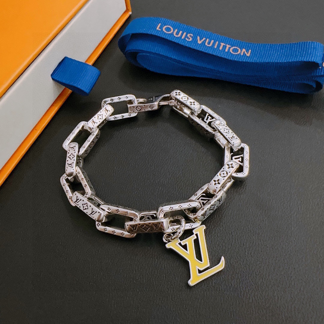 NO:108653,High-quality LV Louis Vuitton bracelet (thick model) original single-stock counter new model retro trend fashion essentials can be worn by both men and women Couple style Rock Punk Thai silver style Retro elements Trendy versatile official website The latest necklace chain is higher in the chain grade Star classic bracelet Cuban chain series retro silver bracelet Chain length 22cm20cm18cm can be changed length Details are used for the version to be used for the old version Non-market glossy version This model has been released. The best selling model in LV is very easy to match with trendy clothes, jewelry boutique, louis vuitton, louis vuitton, necklace, bracelet19860909高品质LV路易威登手链（粗款）原单货专柜新款开模复古潮流时尚必备 男女均可佩戴 情侣款同款 摇滚朋克泰银风格 复古元素 潮流百搭 官网同款项链最新款链条档次更高明星经典款手链古巴链系列复古银手链 链长码数22cm20cm18cm可改长度 细节对版做旧处理 非市面亮面版型 这款一直在出 LV里面热卖款 非常好搭配潮流衣服,饰品精品,louis vuitton,louis vuitton,necklace,bracelet,Jewelry