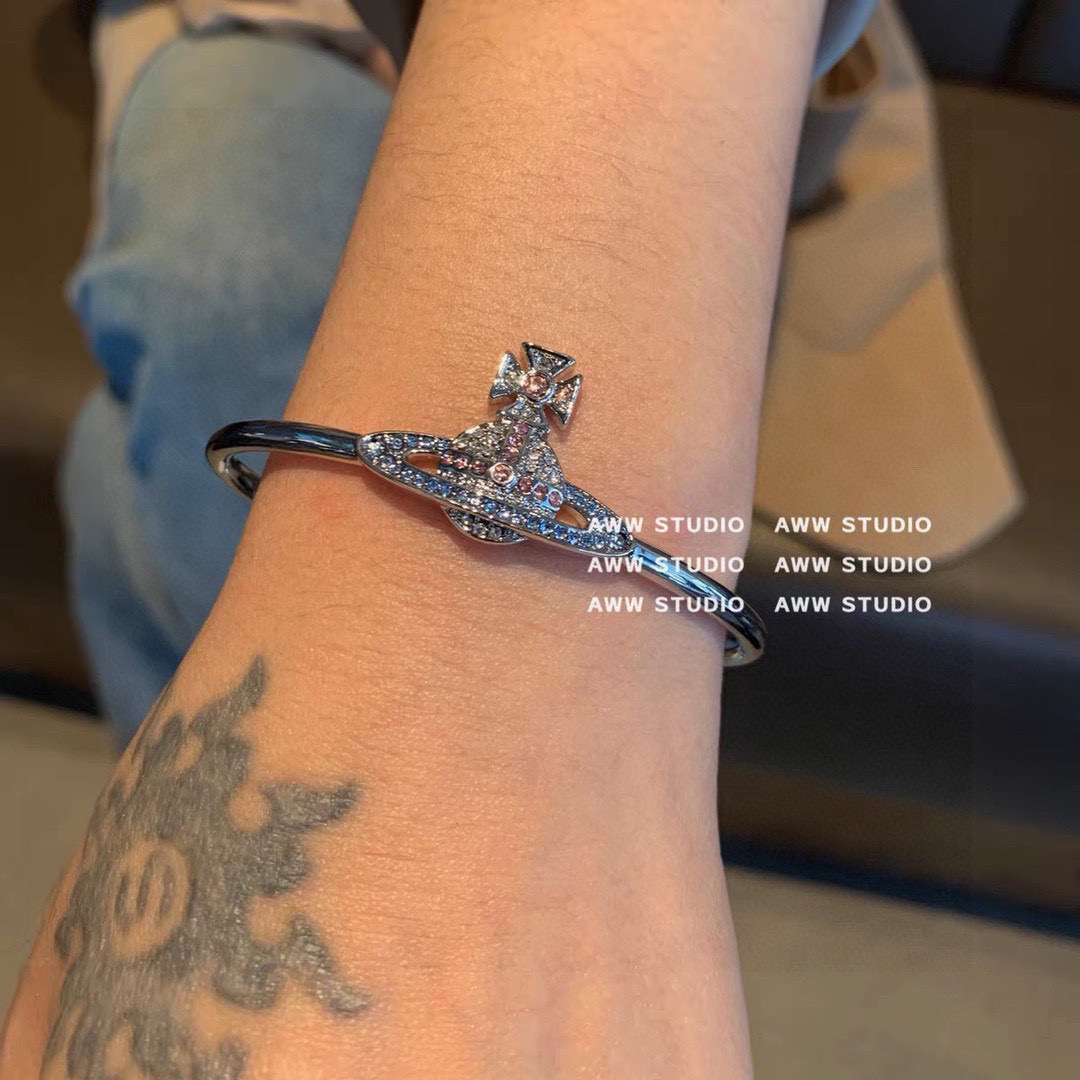 Vivienne Westwood Queen Saturn Bracelet: Iconic British Fashion Design with Great Quality - 图片 3