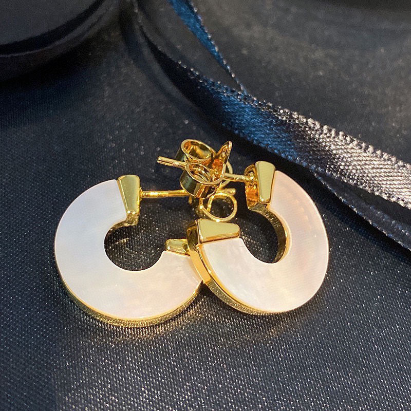 NO:108640,Classic Queen Mother Citizen White Fritillary Earrings vivienne westwood Queen Mother Citizen Earrings earrings!  British fashion designer, mother of punk in fashion!  Fashionable and trendy style, powerful quality, super beautiful design!  The simple and elegant embroidery logo is exquisite. There is no need to worry about not looking good because of the new design of classic elements!  The perfect choice for gifts, fully showing the personality style. The quality is very high-quality jewelry gives people a big brand aura and is very exquisite, making the whole person's level improves several levels, definitely worth buying, jewelry quality, earrings19860909经典西太后白贝母耳环 vivienne westwood西太后耳环耳钉！英国时装设计师,时装的朋克之母！时尚潮流风格,品质强大,超美的设计！简约大气刺绣Logo精致这个款不用担心不好看,因为经典的元素洋气的新设计！赠礼的完美之选,充分展现个性风范.品质非常整个首饰给人大牌气场的同时又非常精致,让整个人的层次提升好几个level绝对值得入手,饰品精品,earrings,Jewelry