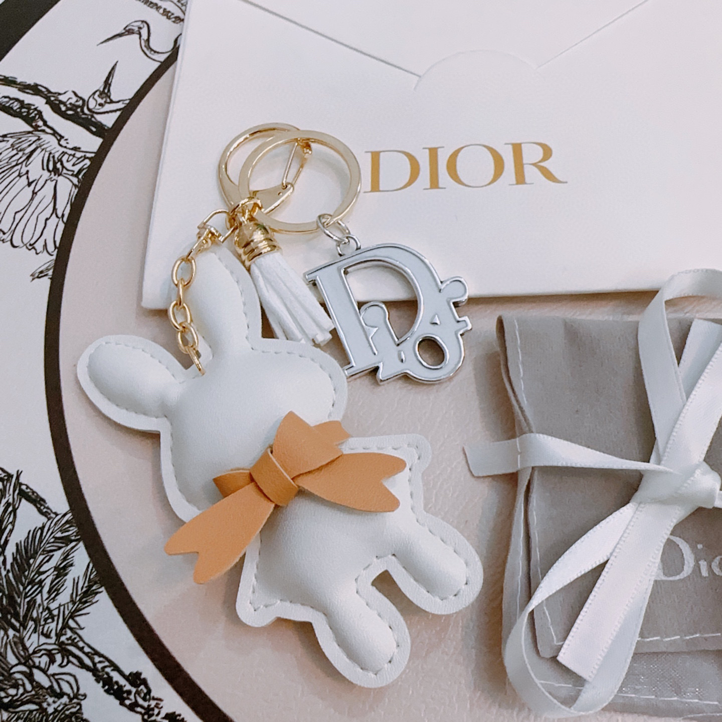 NO:115735,New product release Dior keychain Bag buckle Latest bag hanging accessories higher grade Celebrity Anger Forest series classic co-branded design concept keychain series Details are used for the old version Non-market glossy version This model has been released. Dior is very good to match with trendy backpacks, jewelry boutiques, dior, backpacks, keychain19860909新品发布 迪奥钥匙扣 包包扣 最新款包包挂饰档次更高明星同款Anger Forest系列经典款联名设计理念钥匙扣系列 细节对版做旧处理 非市面亮面版型 这款一直在出 迪奥里面热卖款 非常好搭配潮流背包,饰品精品,dior,backpacks,keychain,Jewelry