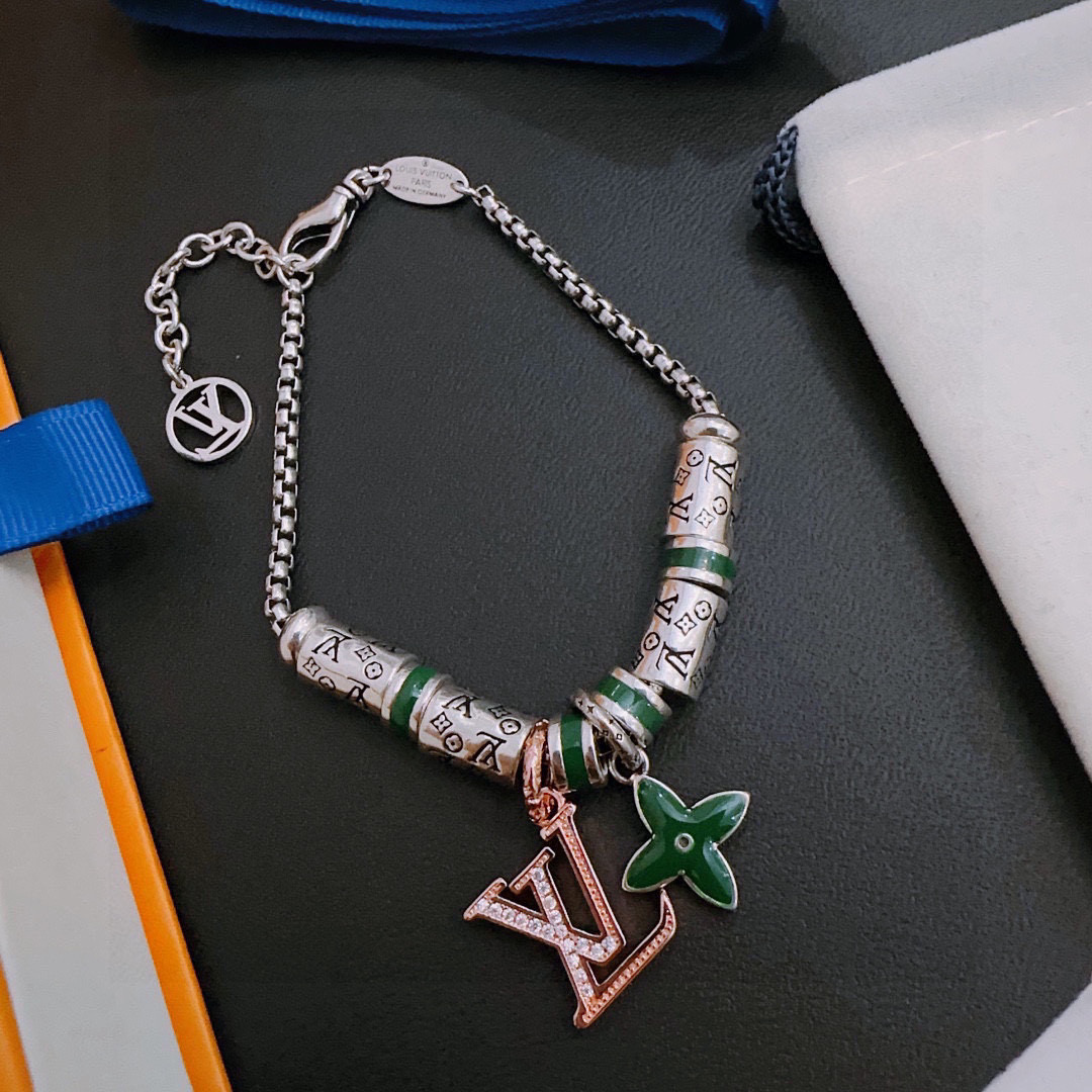 NO:115749,High-quality LV Louis Vuitton bracelet original single-stock counter new model retro trend fashion essentials can be worn by both men and women Couple style Rock Punk Thai silver style Retro elements Trendy versatile official website The latest necklace of the same style chain is higher, Star classic bracelet Cuban chain series retro silver bracelet Chain length 22cm20cm18cm can be changed length Details are used for the old version Non-market glossy version This model has been released. The best selling model in LV is very easy to match with trendy clothes, jewelry boutique, louis vuitton, louis vuitton, necklace, bracelet19860909高品质LV路易威登手链原单货专柜新款开模复古潮流时尚必备 男女均可佩戴 情侣款同款 摇滚朋克泰银风格 复古元素 潮流百搭 官网同款项链最新款链条档次更高明星经典款手链古巴链系列复古银手链 链长码数22cm20cm18cm可改长度 细节对版做旧处理 非市面亮面版型 这款一直在出 LV里面热卖款 非常好搭配潮流衣服,饰品精品,louis vuitton,louis vuitton,necklace,bracelet,Jewelry