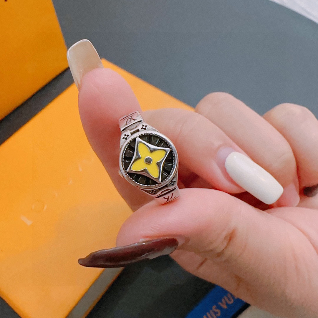 NO:115743,High-quality Louis Vuitton LV ring original single-stock counter new model retro trend fashion essentials can be worn by both men and women Couple style Rock Punk Tsing silver style Retro elements Trendy versatile style Official website The latest style necklace is higher in grade Star classic series retro silver ring Adjustable size Details are used for the old version Non-market glossy version This model has been released. Hot models in LV are very easy to match with trendy clothes, jewelry boutique, louis vuitton, louis vuitton, necklace, ring19860909高品质路易威登LV戒指原单货专柜新款开模复古潮流时尚必备 男女均可佩戴 情侣款同款 摇滚朋克泰银风格 复古元素 潮流百搭 官网同款项链最新款档次更高明星经典款系列复古银戒指 码数可调节 细节对版做旧处理 非市面亮面版型 这款一直在出 LV里面热卖款 非常好搭配潮流衣服,饰品精品,louis vuitton,louis vuitton,necklace,ring,Jewelry