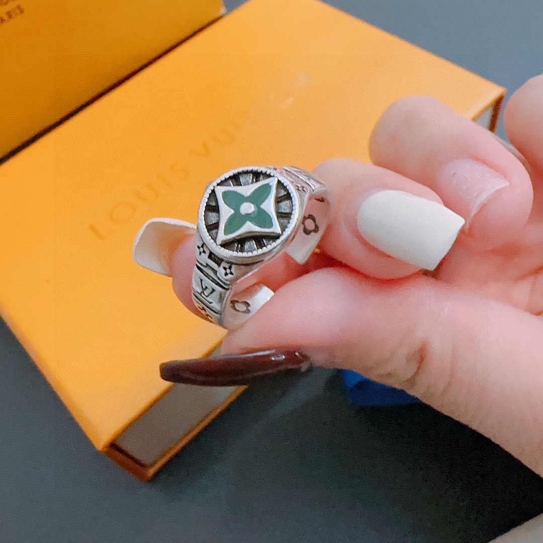 NO:108838,High-quality Louis Vuitton LV ring original single-stock counter new model retro trend fashion essentials can be worn by both men and women Couple style Rock Punk Tsing silver style Retro elements Trendy versatile style Official website The latest style necklace is higher in grade Star classic series retro silver ring Adjustable size Details are used for the old version Non-market glossy version This model has been released. Hot models in LV are very easy to match with trendy clothes, jewelry boutique, louis vuitton, louis vuitton, necklace, ring19860909高品质路易威登LV戒指原单货专柜新款开模复古潮流时尚必备 男女均可佩戴 情侣款同款 摇滚朋克泰银风格 复古元素 潮流百搭 官网同款项链最新款档次更高明星经典款系列复古银戒指 码数可调节 细节对版做旧处理 非市面亮面版型 这款一直在出 LV里面热卖款 非常好搭配潮流衣服,饰品精品,louis vuitton,louis vuitton,necklace,ring,Jewelry