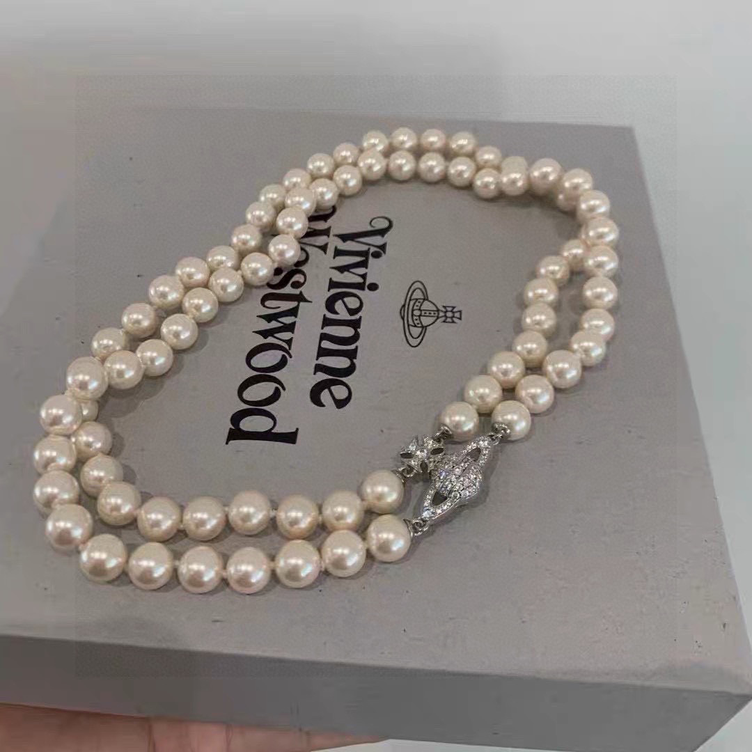 NO:108846,Classic pearl double layer large Saturn necklace pearl necklace vivienne westwood Queen Mother Saturn necklace!  British fashion designer, mother of punk in fashion!  Fashionable and trendy style, powerful quality, super beautiful design!  The simple and elegant embroidery logo is exquisite. There is no need to worry about not looking good because of the new design of classic elements!  The perfect choice for gifts, fully showing the personality style. The quality is very high, and the whole jewelry gives people a big brand aura and is very exquisite. It improves the level of the whole person for several levels. It is definitely worth buying, jewelry quality, necklace19860909经典珍珠双层大土星项链 珍珠项链vivienne westwood西太后土星项链！英国时装设计师,时装的朋克之母！时尚潮流风格,品质强大,超美的设计！简约大气刺绣Logo精致这个款不用担心不好看,因为经典的元素洋气的新设计！赠礼的完美之选,充分展现个性风范.品质非常整个首饰给人大牌气场的同时又非常精致,让整个人的层次提升好几个level绝对值得入手,饰品精品,necklace,Jewelry