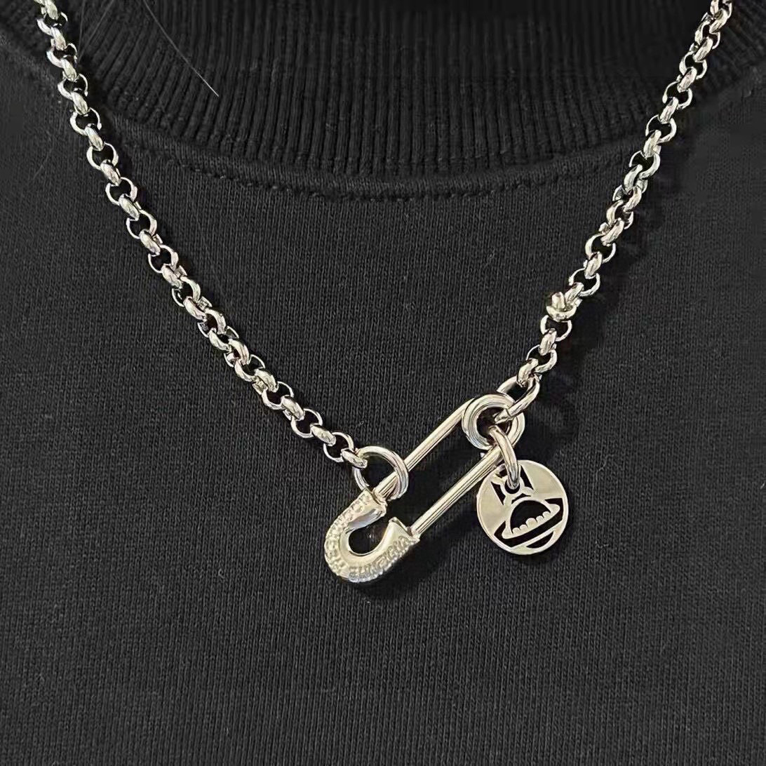 NO:115752,Classic Great Saturn Necklace Necklace vivienne westwood Queen Mother Saturn Necklace!  British fashion designer, mother of punk in fashion!  Fashionable and trendy style, powerful quality, super beautiful design!  The simple and elegant embroidery logo is exquisite. There is no need to worry about not looking good because of the new design of classic elements!  The perfect choice for gifts, fully showing the personality style. The quality is very high, and the whole jewelry gives people a big brand aura and is very exquisite. It improves the level of the whole person for several levels. It is definitely worth buying, jewelry quality, necklace19860909经典大土星项链 项链vivienne westwood西太后土星项链！英国时装设计师,时装的朋克之母！时尚潮流风格,品质强大,超美的设计！简约大气刺绣Logo精致这个款不用担心不好看,因为经典的元素洋气的新设计！赠礼的完美之选,充分展现个性风范.品质非常整个首饰给人大牌气场的同时又非常精致,让整个人的层次提升好几个level绝对值得入手,饰品精品,necklace,Jewelry