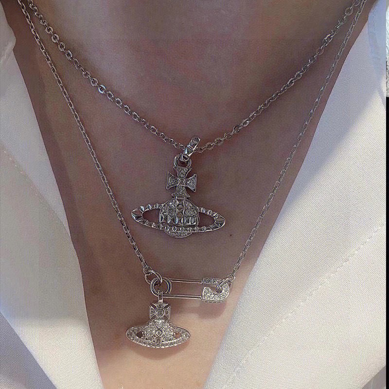 NO:108848,Classic Great Saturn Necklace Necklace vivienne westwood Queen Mother Saturn Necklace!  British fashion designer, mother of punk in fashion!  Fashionable and trendy style, powerful quality, super beautiful design!  The simple and elegant embroidery logo is exquisite. There is no need to worry about not looking good because of the new design of classic elements!  The perfect choice for gifts, fully showing the personality style. The quality is very high, and the whole jewelry gives people a big brand aura and is very exquisite. It improves the level of the whole person for several levels. It is definitely worth buying, jewelry quality, necklace19860909经典大土星项链 项链vivienne westwood西太后土星项链！英国时装设计师,时装的朋克之母！时尚潮流风格,品质强大,超美的设计！简约大气刺绣Logo精致这个款不用担心不好看,因为经典的元素洋气的新设计！赠礼的完美之选,充分展现个性风范.品质非常整个首饰给人大牌气场的同时又非常精致,让整个人的层次提升好几个level绝对值得入手,饰品精品,necklace,Jewelry