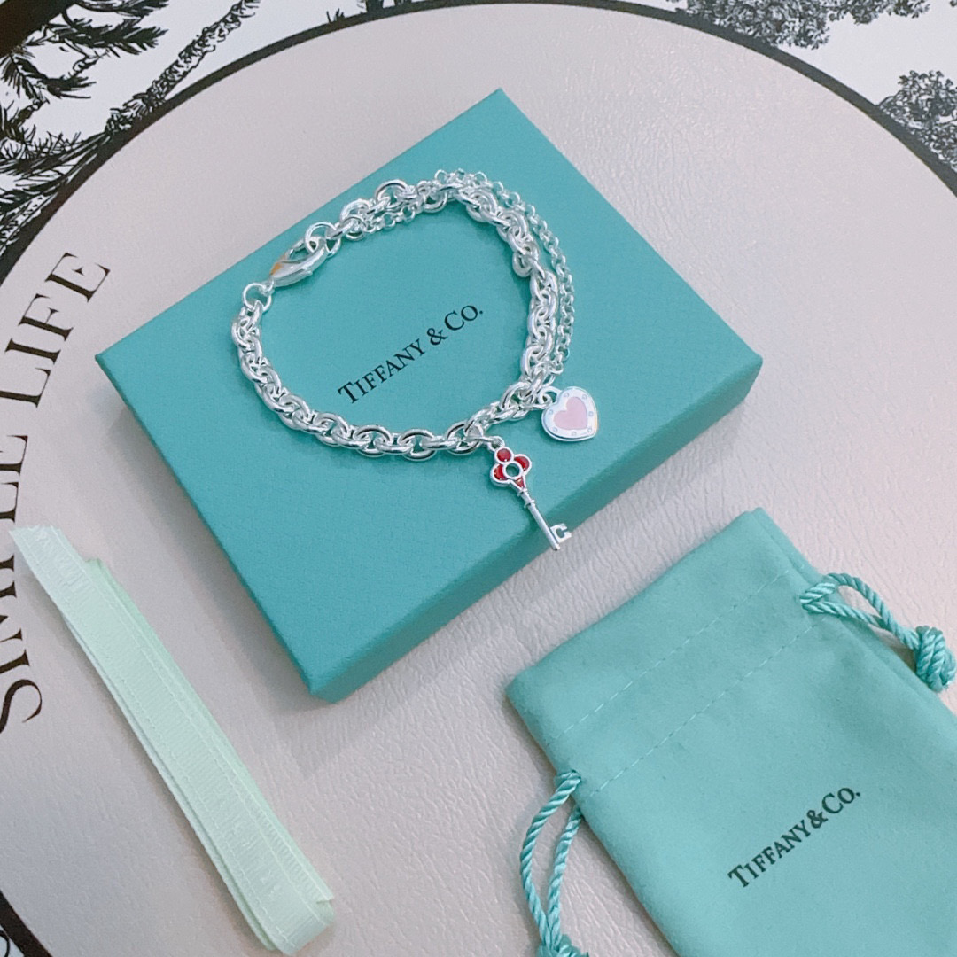 NO:115046,Tiffany TIFFNY&CO. The counter Seiko silver version bracelet has the same style as the stars, retro and old style, original reproduction, purely handmade, authentic model opening trendy and fashion essentials, both men and women can wear it, the same style as the couple, the same style as the rock punk silver style, the trendy and versatile, the same style on the official website, the fine jewelry, tiffany, bracelet19860909蒂芙尼 TIFFNY&CO. 专柜精工银版本手链明星同款 复古做旧风 原版复刻 纯手工打造 ～正品开模潮流时尚必备 男女均可佩戴 情侣款同款 摇滚朋克银风格 潮流百搭 官网同款,饰品精品,tiffany,bracelet,Jewelry