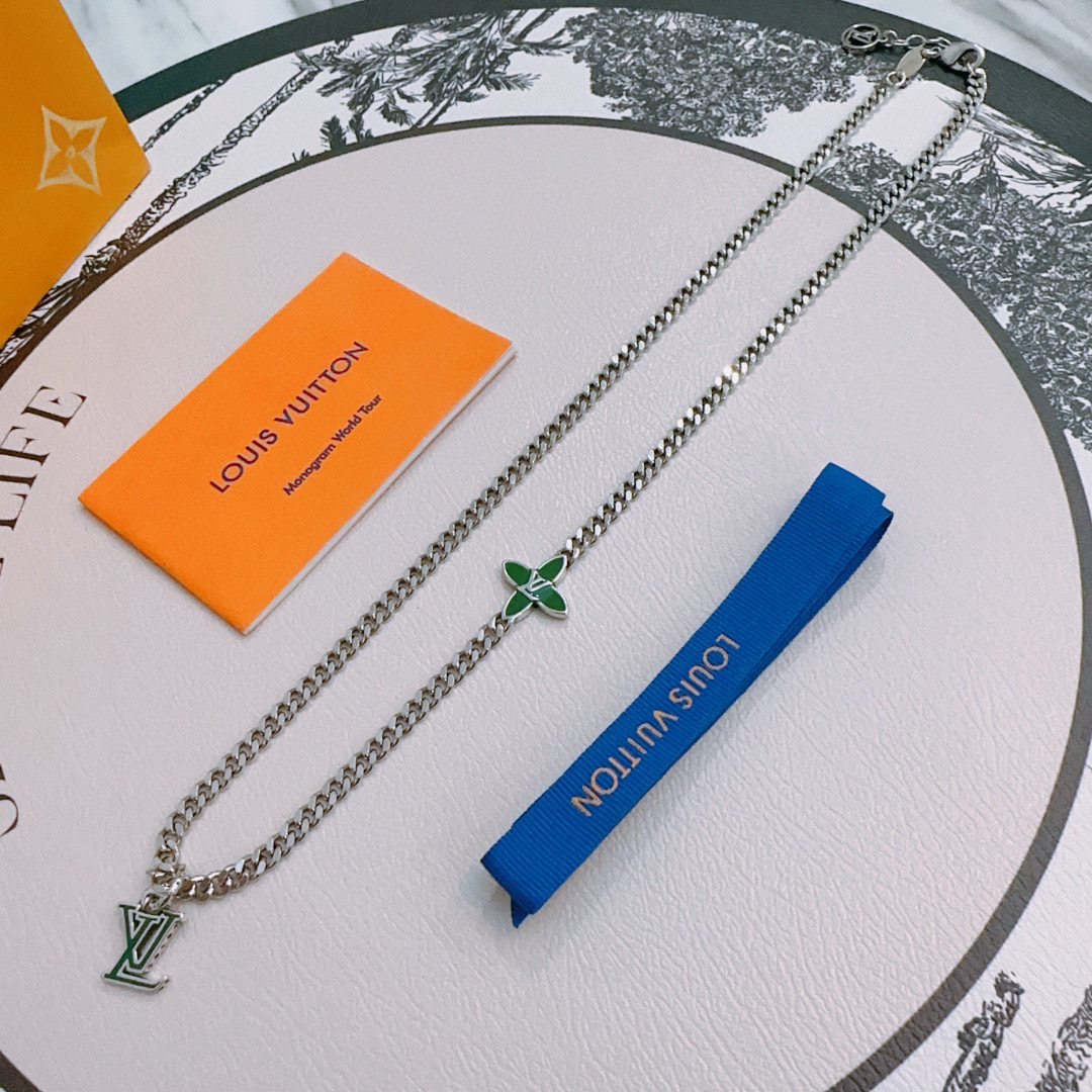 NO:115048,Louis Vuitton LV necklace original single-stock counter new model retro trend fashion essentials can be worn by both men and women Couple style Rock Punk Tsing silver style Retro elements Trendy versatile official website The latest style necklace chain is higher in grade Star classic necklace series retro silver necklace Chain length 60 cm can be changed length Details are used for the version to be used for the old version Non-market glossy style This model has been released. The best selling model in LV is very easy to match with trendy clothes, jewelry boutique, louis vuitton, louis vuitton, necklace19860909路易威登 LV项链原单货专柜新款开模复古潮流时尚必备 男女均可佩戴 情侣款同款 摇滚朋克泰银风格 复古元素 潮流百搭 官网同款项链最新款链条档次更高明星经典款项链系列复古银项链 链长60厘米可改长度 细节对版做旧处理 非市面亮面版型 这款一直在出 LV里面热卖款 非常好搭配潮流衣服,饰品精品,louis vuitton,louis vuitton,necklace,Jewelry