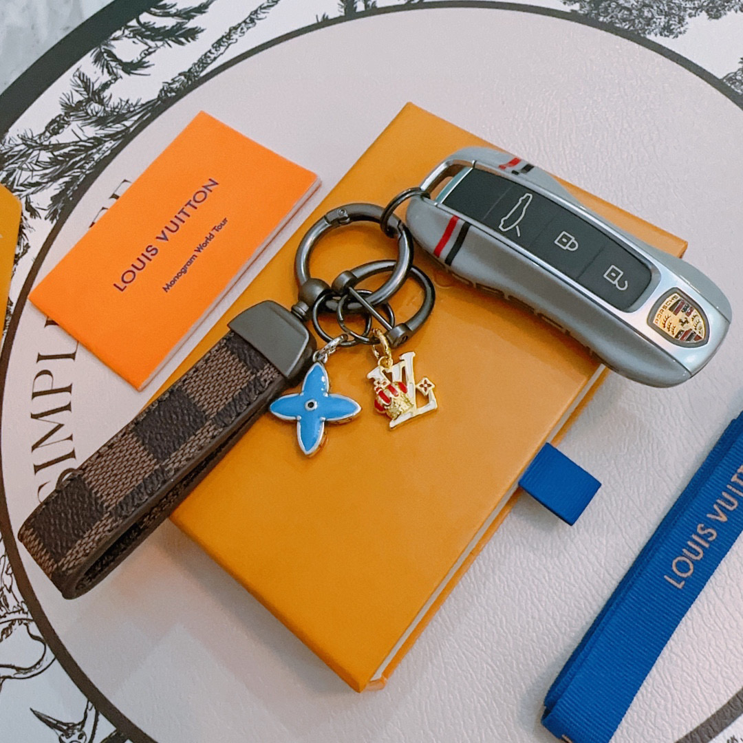 NO:114240,New products released LV keychain lv bag buckle, the latest bag hanging ornament is higher grade, the same Anger Forest series classic co-branded design concept keychain series, details are used to treat the version, non-market bright style, this model has been selling hot products in lv, very easy to match with trendy backpacks, jewelry boutique, louis vuitton, backpacks, keychain19860909新品发布LV钥匙扣 lv包包扣 最新款包包挂饰档次更高明星同款Anger Forest系列经典款联名设计理念钥匙扣系列 细节对版做旧处理 非市面亮面版型 这款一直在出 lv里面热卖款 非常好搭配潮流背包,饰品精品,louis vuitton,backpacks,keychain,Jewelry