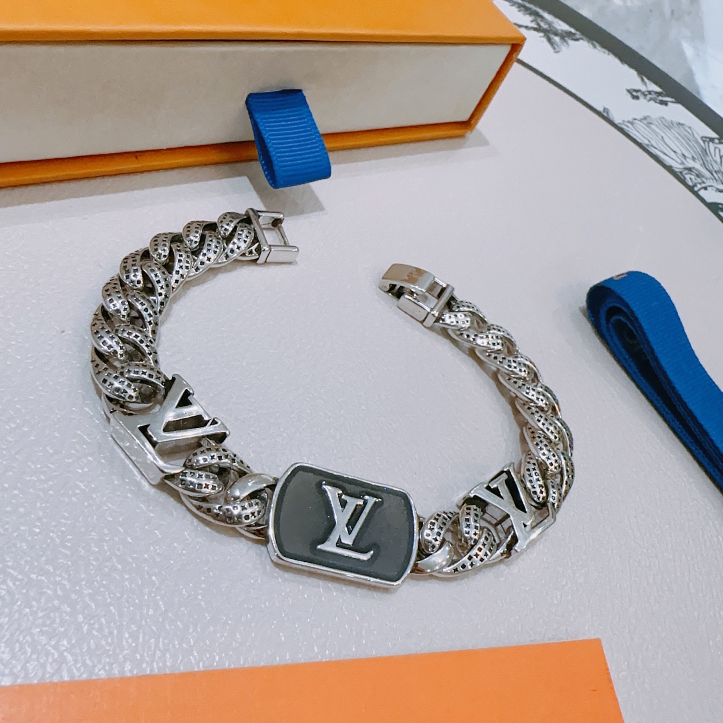 NO:114246,Genuine new high-quality Louis Vuitton LV bracelet original single-stock counter new model retro trend fashion essentials can be worn by both men and women Couple style Rock Punk Tsing silver style Retro elements Trendy versatile official website The latest necklace of the same style chain is higher, Star classic bracelet Cuban chain series retro silver bracelet Chain length 22cm20cm18cm can be changed length Details are used for the version to be used for the old version Non-market glossy version This model has been released. Hot models in LV are very easy to match with trendy clothes, jewelry boutique, louis vuitton, louis vuitton, necklace, bracelet19860909正品新款高品质路易威登LV手链原单货专柜新款开模复古潮流时尚必备 男女均可佩戴 情侣款同款 摇滚朋克泰银风格 复古元素 潮流百搭 官网同款项链最新款链条档次更高明星经典款手链古巴链系列复古银手链 链长码数22cm20cm18cm可改长度 细节对版做旧处理 非市面亮面版型 这款一直在出 LV里面热卖款 非常好搭配潮流衣服,饰品精品,louis vuitton,louis vuitton,necklace,bracelet,Jewelry