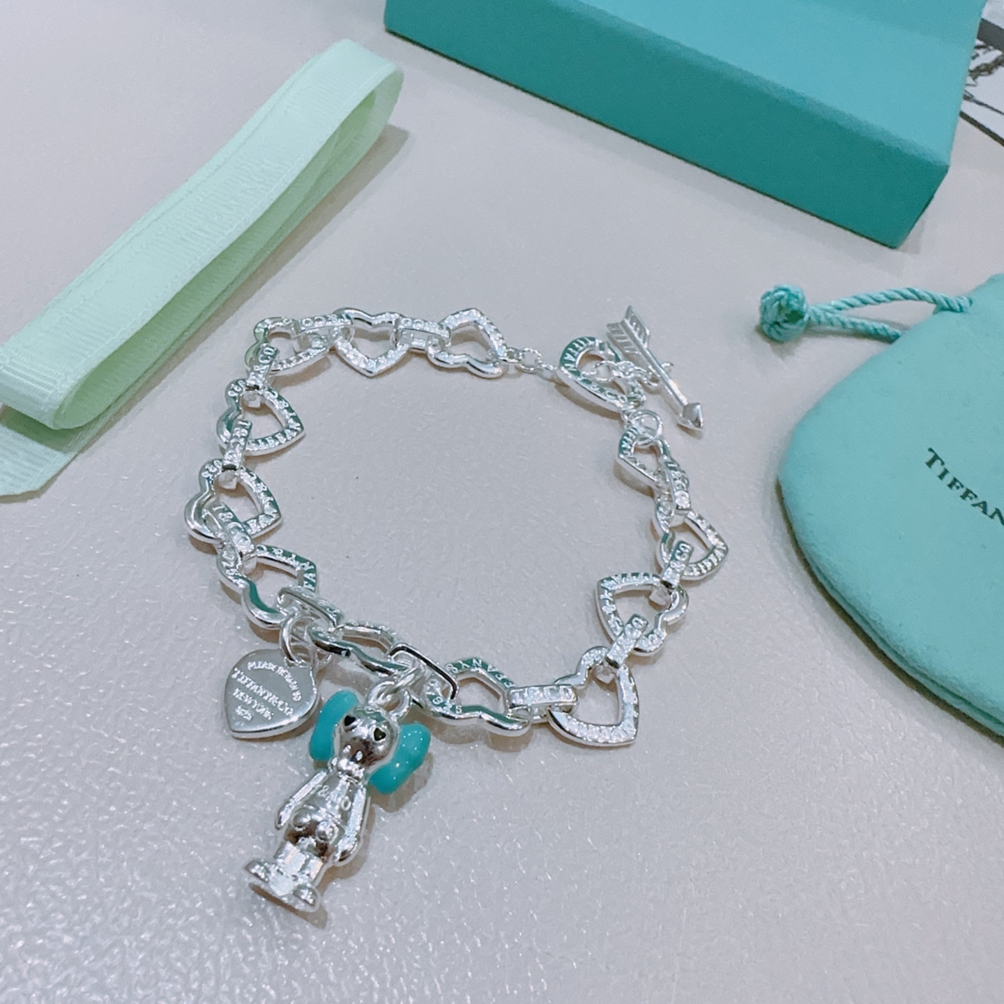 NO:109321,Genuine new Tiffany bracelet TIFFNY&CO. (Luxury) font details are full. The counter Seiko silver version bracelet is the same as the stars. Retro and old style. Original reproduction. Pure handmade. ~ Genuine mold opening trend and fashion must be worn by both men and women. Couple style. Rock and roll punk silver style. Trendy and versatile. The same style on the official website, jewelry quality, tiffany, bracelet19860909正品新款蒂芙尼手链 TIFFNY&CO.（奢华款）字体细节拉满 专柜精工银版本手链明星同款 复古做旧风 原版复刻 纯手工打造 ～正品开模潮流时尚必备 男女均可佩戴 情侣款同款 摇滚朋克银风格 潮流百搭 官网同款,饰品精品,tiffany,bracelet,Jewelry