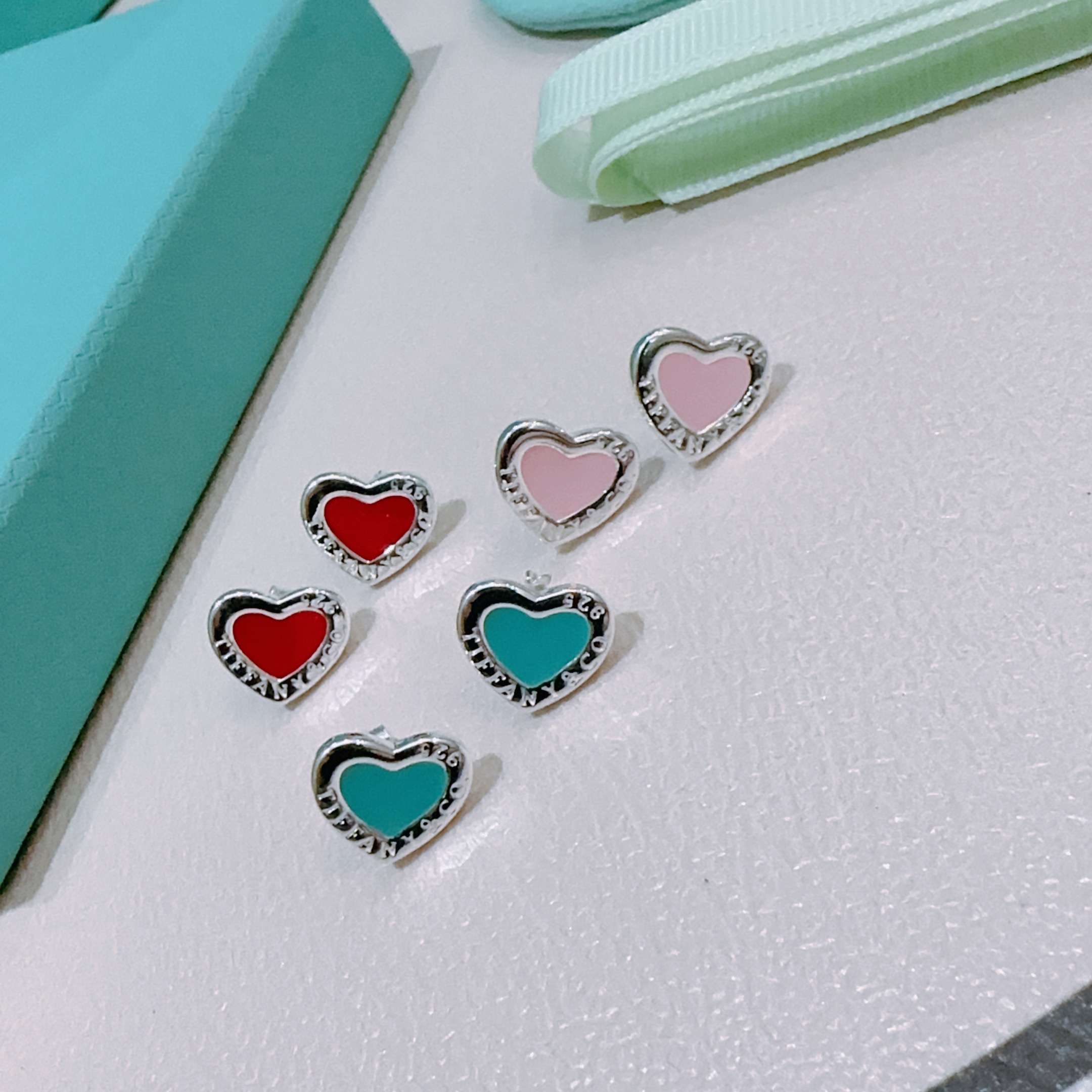 NO:113989,The new love earrings Return to Tiffany series is inspired by the iconic keychain that was released in 1969, and the classic logo interprets Tiffany's extraordinary excellence. This simple-designed heart-shaped bracelet highlights the avant-garde style, with fine jewelry, tiffany, bracelet, keychain19860909新款爱心耳钉 Return to Tiffany 系列灵感源自 1969 年问世的标志性钥匙扣,经典标志诠释蒂芙尼的卓尔不凡.此款设计简约的心形手链彰显前卫格调,饰品精品,tiffany,bracelet,keychain,Jewelry