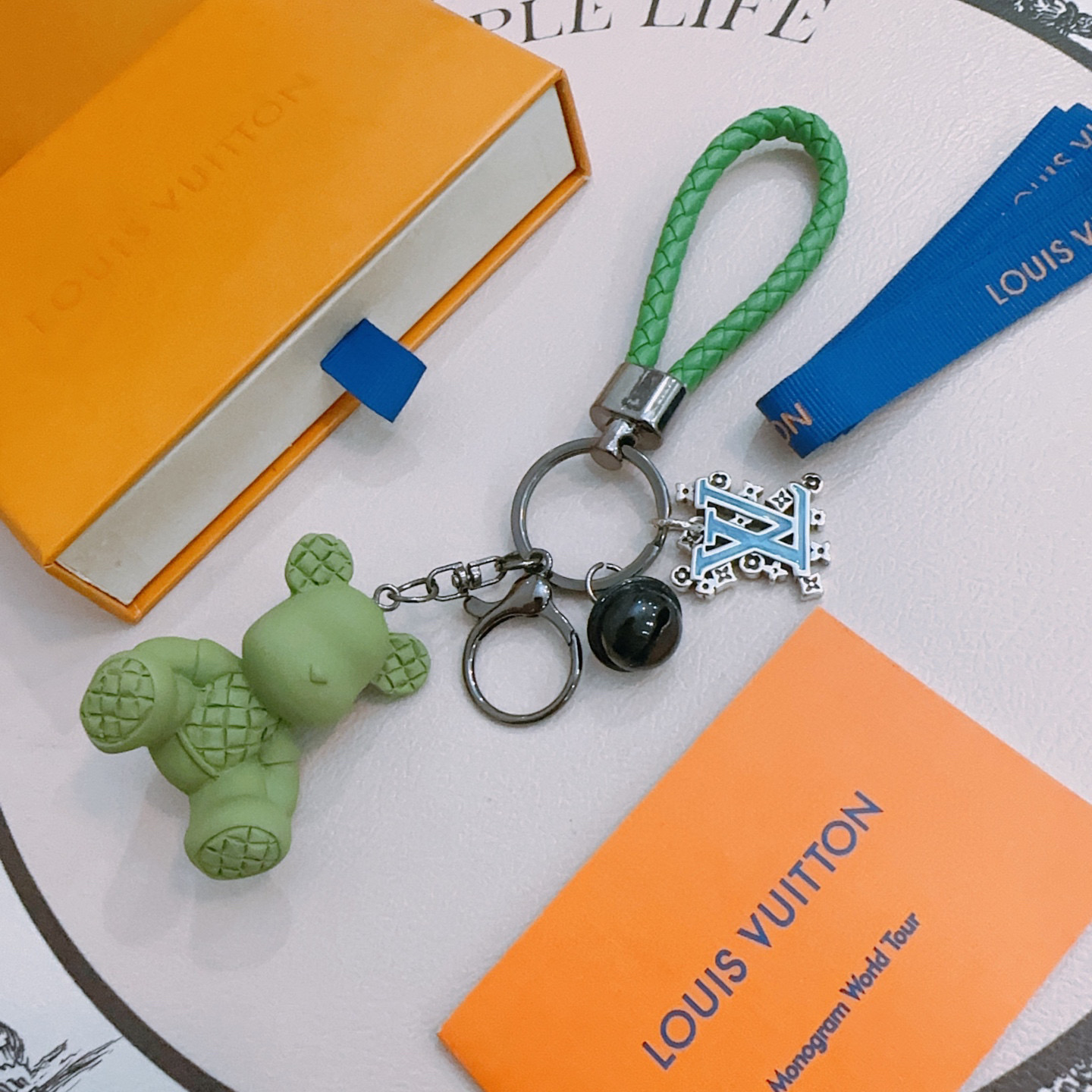 NO:113997,New products released LV keychain lv bag buckle, the latest bag hanging ornament is higher grade, the same Anger Forest series classic co-branded design concept keychain series, details are used to treat the version, non-market bright style, this model has been selling hot products in lv, very easy to match with trendy backpacks, jewelry boutique, louis vuitton, backpacks, keychain19860909新品发布LV钥匙扣 lv包包扣 最新款包包挂饰档次更高明星同款Anger Forest系列经典款联名设计理念钥匙扣系列 细节对版做旧处理 非市面亮面版型 这款一直在出 lv里面热卖款 非常好搭配潮流背包,饰品精品,louis vuitton,backpacks,keychain,Jewelry