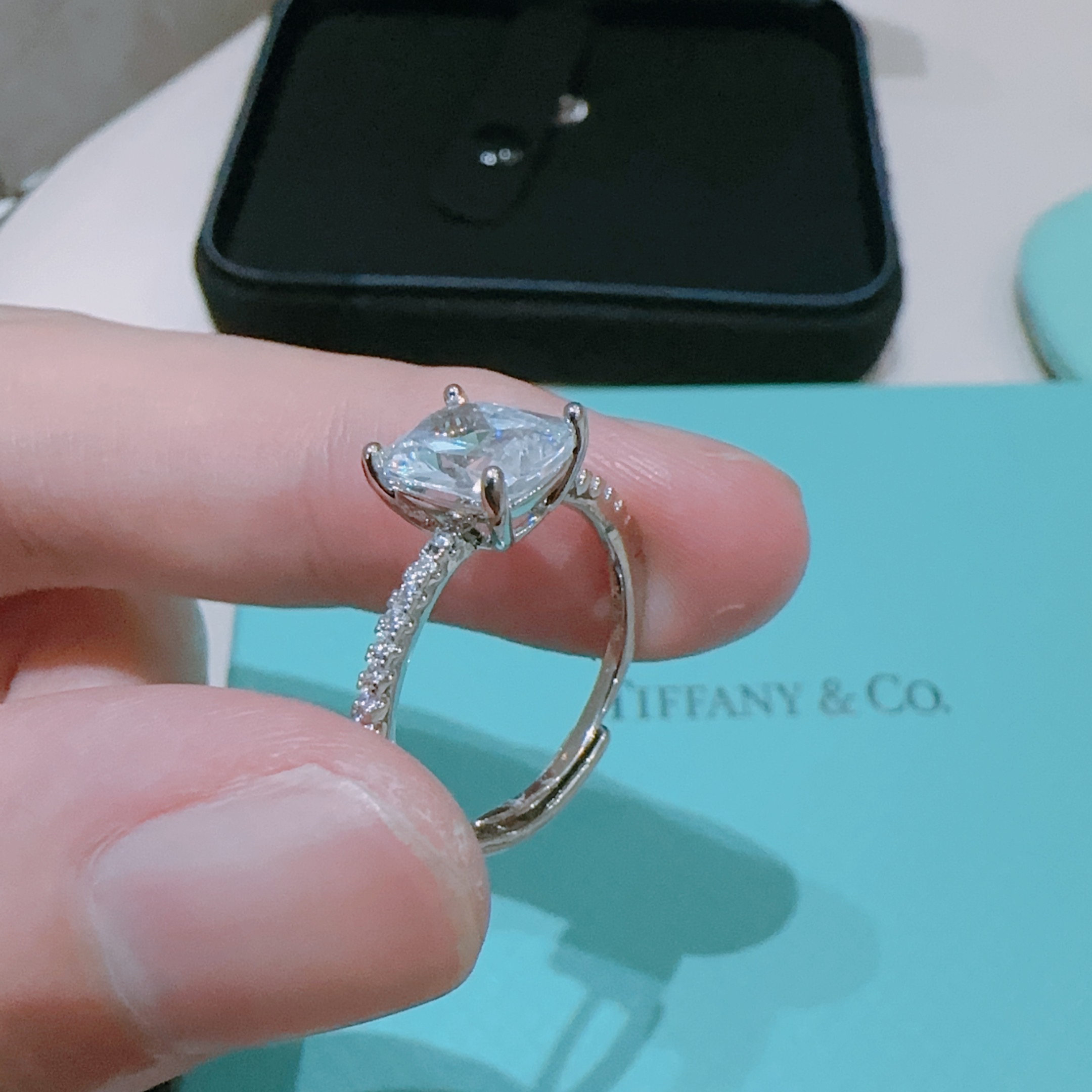 NO:109323,Tiffany Tiffany Ring Simple, Atmospheric and versatile Trendy items New and upgraded version Open ring (adjustable) V gold platinum layer Very good style recommended this one. Multiple elements, each layer of design, each model is classic. Diamond is simple to match, but the feeling of a big brand is coming towards you. This must be purchased. Absolutely versatile trendy products. The wearing effect is super beautiful and elegant. Noble and cool, jewelry quality, tiffany, ring19860909Tiffany 蒂芙尼戒指 简约大气百搭 潮流单品 全新升级版 开口戒指（可调节）V金镀铂金层 非常不错的款式推荐这款 搭配设计多元素每一层设计每款都是经典 钻搭配起来简约 但是大牌感迎面扑来 这款必须入手 绝对百搭潮品 佩戴效果超级美优雅气质 高贵冷艳,饰品精品,tiffany,ring,Jewelry