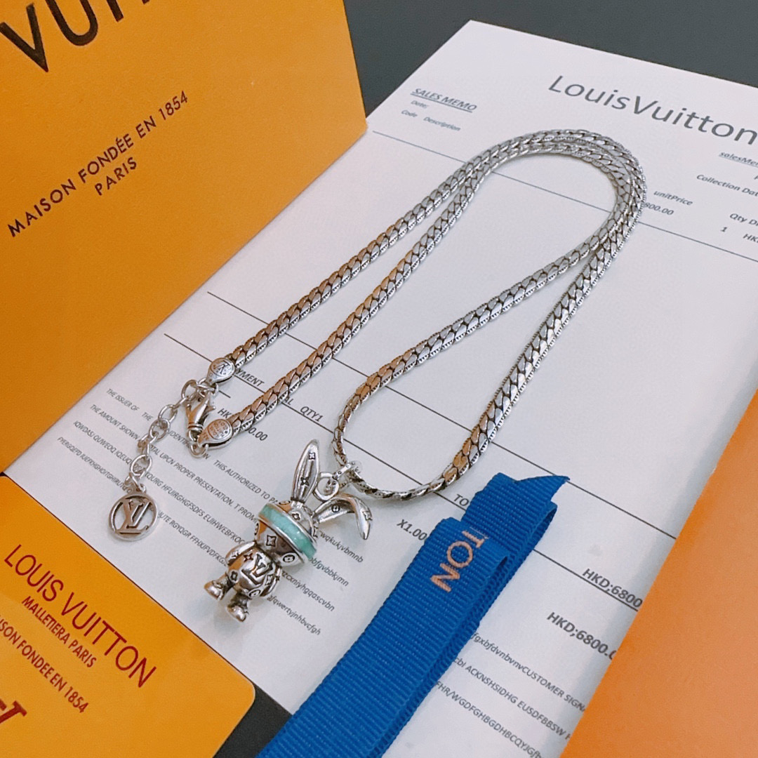 NO:114008,Louis Vuitton LV necklace original single-stock counter new model retro trend fashion essentials can be worn by both men and women Couple style Rock Punk Tsing silver style Retro elements Trendy versatile official website The latest style necklace chain is higher in grade Star classic necklace series retro silver necklace Chain length 60 cm can be changed length Details are used for the version to be used for the old version Non-market glossy style This model has been released. The best selling model in LV is very easy to match with trendy clothes, jewelry boutique, louis vuitton, louis vuitton, necklace19860909路易威登 LV项链原单货专柜新款开模复古潮流时尚必备 男女均可佩戴 情侣款同款 摇滚朋克泰银风格 复古元素 潮流百搭 官网同款项链最新款链条档次更高明星经典款项链系列复古银项链 链长60厘米可改长度 细节对版做旧处理 非市面亮面版型 这款一直在出 LV里面热卖款 非常好搭配潮流衣服,饰品精品,louis vuitton,louis vuitton,necklace,Jewelry