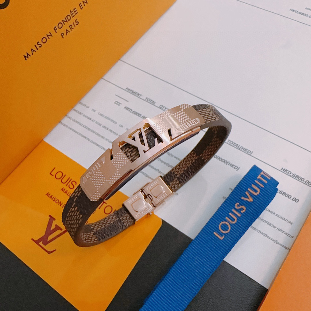 NO:114014,High-quality LV Louis Vuitton cowhide bracelet bracelet original single-stock counter new model open retro trend fashion essentials can be worn by both men and women Couple style Rock Punk Tsing silver style Retro elements blue low-key luxury trendy versatile official website The latest bracelet style chain higher grade Celebrity classic bracelet series retro details Aging treatment Non-market glossy version Length 22cm adjustable and changeable This model has been released. Hot models in LV are very easy to match with trendy clothes, jewelry boutique, louis vuitton, louis vuitton, bracelet, bracelet, cowhide19860909高品质LV路易威登牛皮手绳手链原单货专柜新款开模复古潮流时尚必备 男女均可佩戴 情侣款同款 摇滚朋克泰银风格 复古元素蓝色低调奢华 潮流百搭 官网同款手镯最新款链条档次更高明星经典款手绳系列复古 细节对版做旧处理 非市面亮面版型  长度22cm可调节可更改 这款一直在出 LV里面热卖款 非常好搭配潮流衣服,饰品精品,louis vuitton,louis vuitton,bracelet,bracelet,cowhide,Jewelry