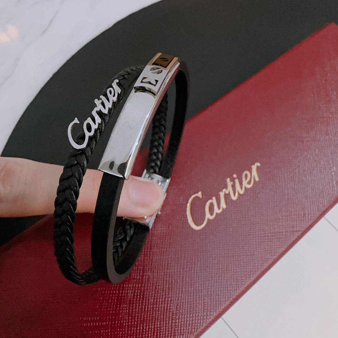 NO:113992,High-quality Cartier cowhide bracelet bracelet original single-stock counter new model open mold retro trend fashion essentials can be worn by both men and women Couple model same style Rock Punk Tsing silver style Retro elements Trendy versatile style Official website The latest cowhide chain higher grade Star classic necklace series retro details to be used for the past, non-market shiny version, adjustable size This model has been released. Cartier's best selling models are very easy to match with trendy clothes, jewelry boutique, cartier, necklace, bracelet, cowhide19860909高品质卡地亚牛皮手绳手链原单货专柜新款开模复古潮流时尚必备 男女均可佩戴 情侣款同款 摇滚朋克泰银风格 复古元素 潮流百搭 官网同款牛皮最新款链条档次更高明星经典款项链系列复古 细节对版做旧处理 非市面亮面版型 码数可调节 这款一直在出 卡地亚里面热卖款 非常好搭配潮流衣服,饰品精品,cartier,necklace,bracelet,cowhide,Jewelry