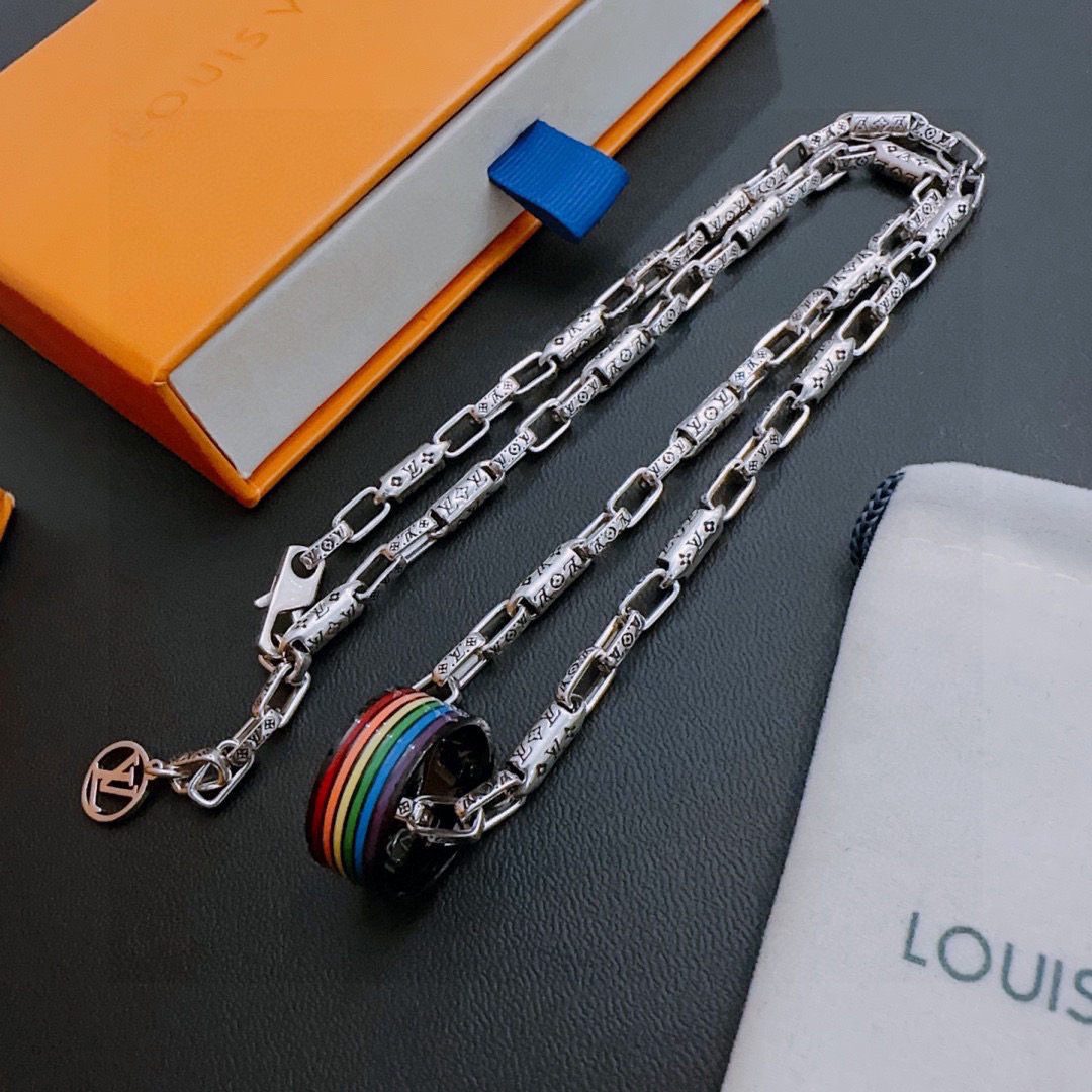 NO:114019,Louis Vuitton LV necklace original single-stock counter new model retro trend fashion essentials can be worn by both men and women Couple style Rock Punk Tsing silver style Retro elements Trendy versatile official website The latest style necklace chain is higher in grade Star classic necklace series retro silver necklace Chain length 60 cm can be changed length Details are used for the version to be used for the old version Non-market glossy style This model has been released. The best selling model in LV is very easy to match with trendy clothes, jewelry boutique, louis vuitton, louis vuitton, necklace19860909路易威登 LV项链原单货专柜新款开模复古潮流时尚必备 男女均可佩戴 情侣款同款 摇滚朋克泰银风格 复古元素 潮流百搭 官网同款项链最新款链条档次更高明星经典款项链系列复古银项链 链长60厘米可改长度 细节对版做旧处理 非市面亮面版型 这款一直在出 LV里面热卖款 非常好搭配潮流衣服,饰品精品,louis vuitton,louis vuitton,necklace,Jewelry