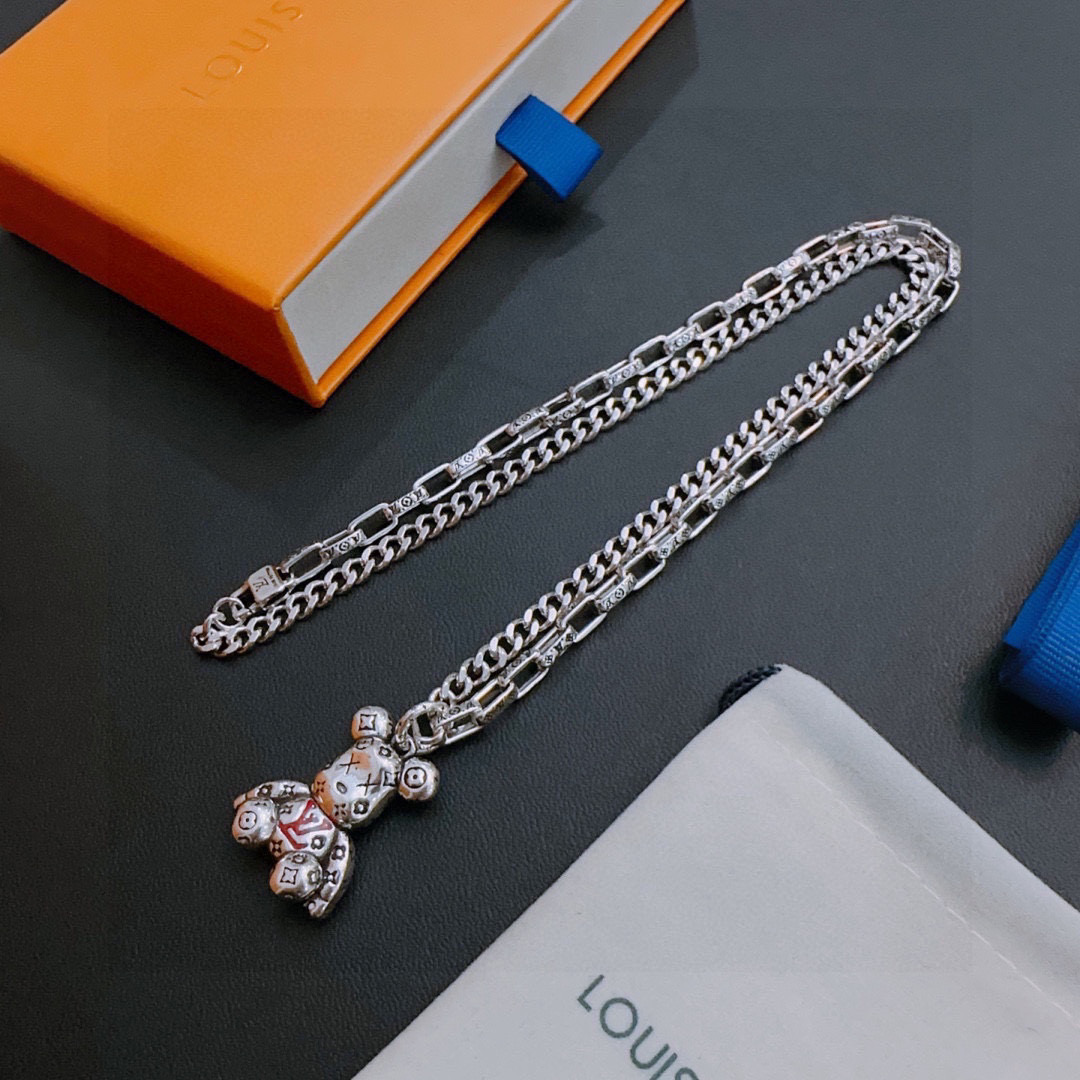 NO:114023,Louis Vuitton LV necklace original single-stock counter new model retro trend fashion essentials can be worn by both men and women Couple style Rock Punk Tsing silver style Retro elements Trendy versatile official website The latest style necklace chain is higher in grade Star classic necklace series retro silver necklace Chain length 60 cm can be changed length Details are used for the version to be used for the old version Non-market glossy style This model has been released. The best selling model in LV is very easy to match with trendy clothes, jewelry boutique, louis vuitton, louis vuitton, necklace19860909路易威登 LV项链原单货专柜新款开模复古潮流时尚必备 男女均可佩戴 情侣款同款 摇滚朋克泰银风格 复古元素 潮流百搭 官网同款项链最新款链条档次更高明星经典款项链系列复古银项链 链长60厘米可改长度 细节对版做旧处理 非市面亮面版型 这款一直在出 LV里面热卖款 非常好搭配潮流衣服,饰品精品,louis vuitton,louis vuitton,necklace,Jewelry