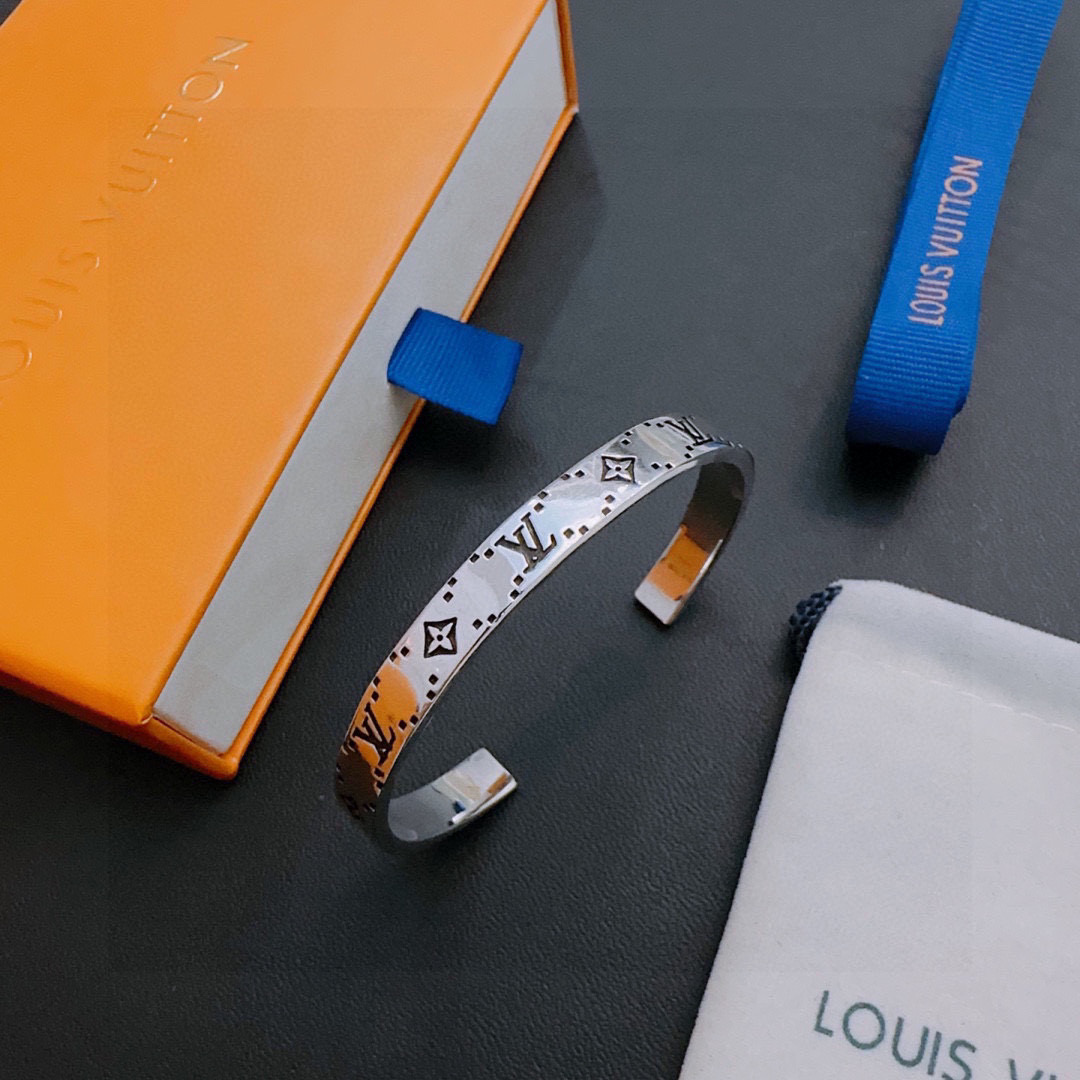 NO:114027,High-quality LV Louis Vuitton bracelet bracelet original single-stock counter new model retro trend fashion essentials can be worn by both men and women Couple style Rock Punk Tsing silver style Retro elements Trendy versatile official website The latest style of the same necklace chain is higher in the chain grade Star classic necklace series retro silver bracelet Chain length code number opening design (adjustable) Details are used to treat versions Aged non-market glossy style This model has been released. Hot models in LV are very easy to match with trendy clothes, jewelry boutique, louis vuitton, louis vuitton, necklace, bracelet, bracelet19860909高品质LV路易威登手链手镯原单货专柜新款开模复古潮流时尚必备 男女均可佩戴 情侣款同款 摇滚朋克泰银风格 复古元素 潮流百搭 官网同款项链最新款链条档次更高明星经典款项链系列复古银手链 链长码数开口设计（可调节） 细节对版做旧处理 非市面亮面版型 这款一直在出 LV里面热卖款 非常好搭配潮流衣服,饰品精品,louis vuitton,louis vuitton,necklace,bracelet,bracelet,Jewelry