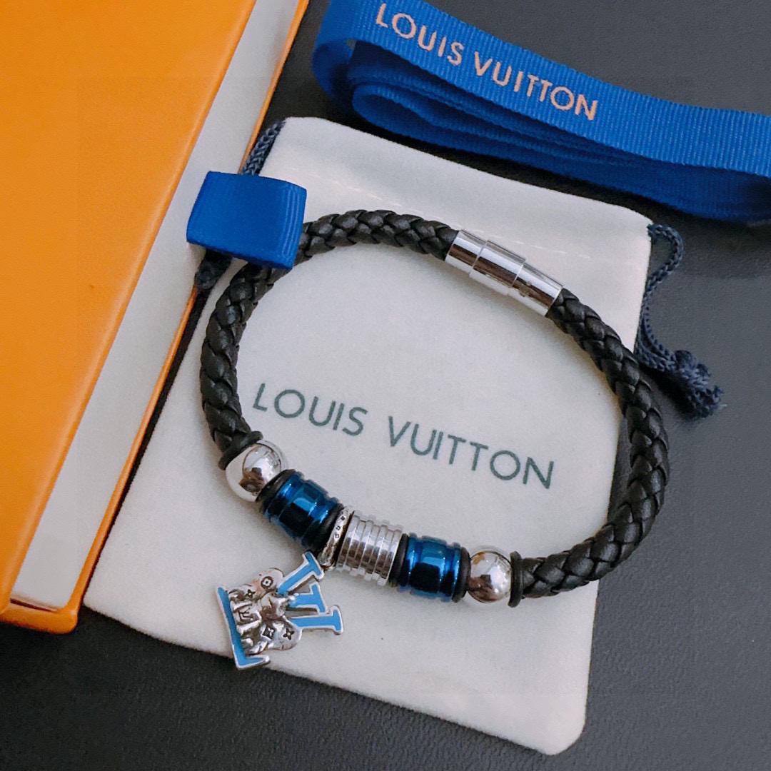 NO:109554,High-quality LV Louis Vuitton cowhide bracelet bracelet original single-stock counter new model retro trend fashion essentials can be worn by both men and women Couple style Rock Punk Tsing silver style Retro elements blue low-key luxury trendy versatile official website The latest bracelet style chain higher grade Celebrity classic bracelet series retro details to be used for the version Non-market glossy style This model has been released. The best selling model in LV is very easy to match with trendy clothes, jewelry boutique, louis vuitton, louis vuitton, bracelet, bracelet, cowhide19860909高品质LV路易威登牛皮手绳手链原单货专柜新款开模复古潮流时尚必备 男女均可佩戴 情侣款同款 摇滚朋克泰银风格 复古元素蓝色低调奢华 潮流百搭 官网同款手镯最新款链条档次更高明星经典款手绳系列复古 细节对版做旧处理 非市面亮面版型  这款一直在出 LV里面热卖款 非常好搭配潮流衣服,饰品精品,louis vuitton,louis vuitton,bracelet,bracelet,cowhide,Jewelry