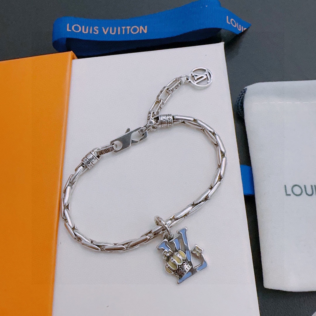 NO:114029,High-quality Louis Vuitton LV bracelet original single-stock counter new model retro trend fashion essentials can be worn by both men and women Couple style Rock Punk Tsing silver style Retro elements Trendy versatile official website The latest necklace chain is higher in the chain grade Star classic bracelet Cuban chain series retro silver bracelet Chain length 22cm20cm18cm can be changed length Details are used for the version to be used for the old version Non-market glossy version This model has been released. The best selling model in LV is very easy to match with trendy clothes, jewelry boutique, louis vuitton, louis vuitton, necklace, bracelet19860909高品质路易威登LV手链原单货专柜新款开模复古潮流时尚必备 男女均可佩戴 情侣款同款 摇滚朋克泰银风格 复古元素 潮流百搭 官网同款项链最新款链条档次更高明星经典款手链古巴链系列复古银手链 链长码数22cm20cm18cm可改长度 细节对版做旧处理 非市面亮面版型 这款一直在出 LV里面热卖款 非常好搭配潮流衣服,饰品精品,louis vuitton,louis vuitton,necklace,bracelet,Jewelry