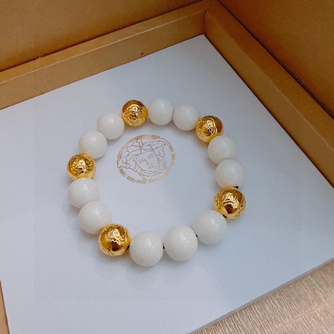 NO:109560,The counter is exquisite version Versace Medusa Agate Crystal Bracelet Multi-element Agate Thai Silver Style (Large) Bracelet G-Dragon Stars Same Style Retro Aging Style Original Replica Pure Handmade ~ Genuine Model Opening Fashion Essentials Can Be Wearable for Men and Women Couple Style Rock Punk Thai Silver Style Retro Elements Trendy and Versatile Official Website Same Style, Elegant Jewelry, Versace, Bracelet19860909专柜精工版本 范思哲美杜莎玛瑙水晶手链多元素玛瑙泰银风格（大号）手链 权志龙明星同款 复古做旧风 原版复刻 纯手工打造 ～正品开模潮流时尚必备 男女均可佩戴 情侣款同款 摇滚朋克泰银风格 复古元素 潮流百搭 官网同款,饰品精品,versace,bracelet,Jewelry
