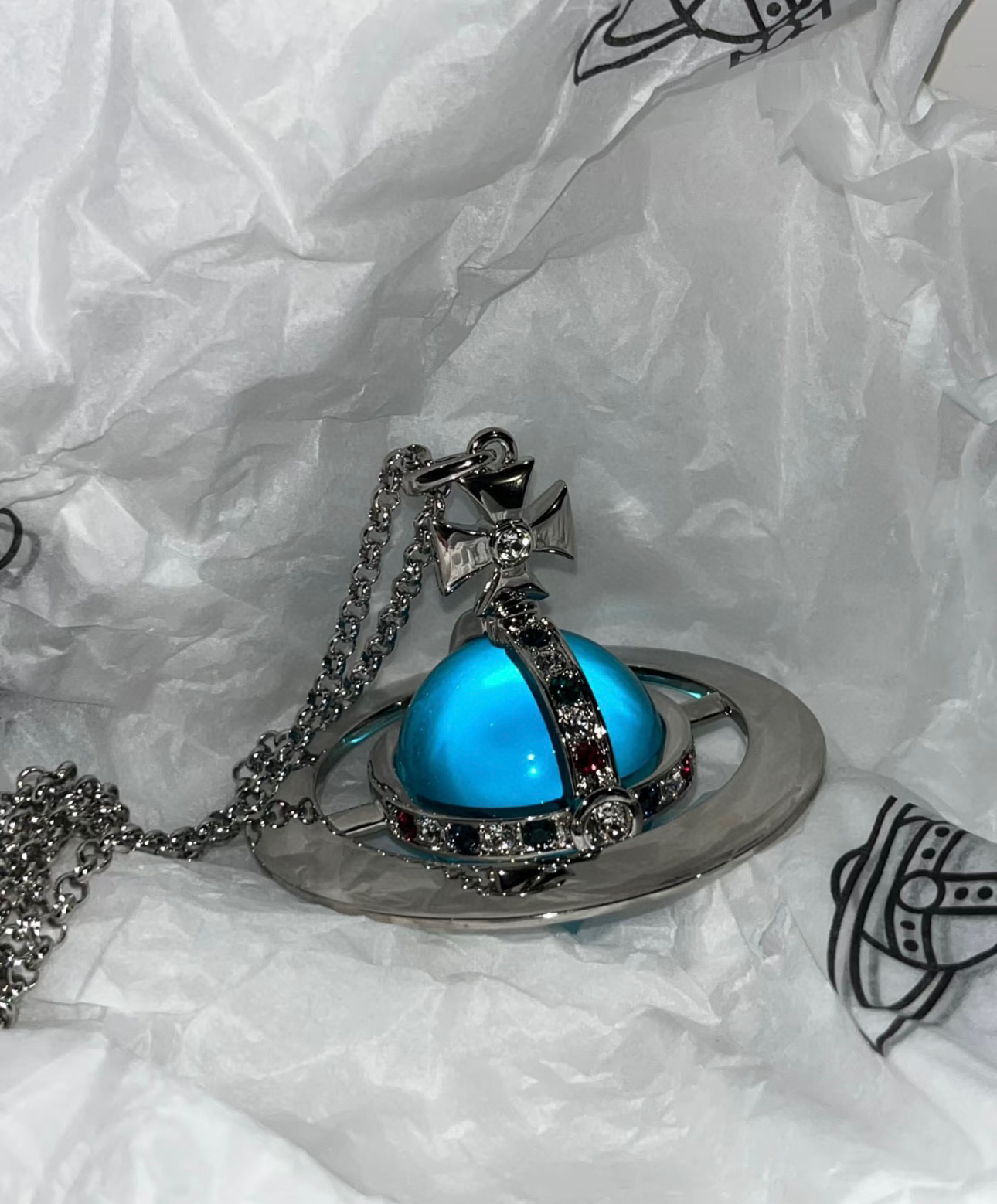 NO:113972,Classic giant ball crystal Saturn necklace crystal necklace vivienne westwood queen mother Saturn necklace!  British fashion designer, mother of punk in fashion!  Fashionable and trendy style, powerful quality, super beautiful design!  The simple and elegant embroidery logo is exquisite. There is no need to worry about not looking good because of the new design of classic elements!  The perfect choice for gifts, fully showing the personality style. The quality is very high, and the whole jewelry gives people a big brand aura and is very exquisite. It improves the level of the whole person for several levels. It is definitely worth buying, jewelry quality, necklace19860909经典巨球水晶土星项链 水晶项链vivienne westwood西太后土星项链！英国时装设计师,时装的朋克之母！时尚潮流风格,品质强大,超美的设计！简约大气刺绣Logo精致这个款不用担心不好看,因为经典的元素洋气的新设计！赠礼的完美之选,充分展现个性风范.品质非常整个首饰给人大牌气场的同时又非常精致,让整个人的层次提升好几个level绝对值得入手,饰品精品,necklace,Jewelry