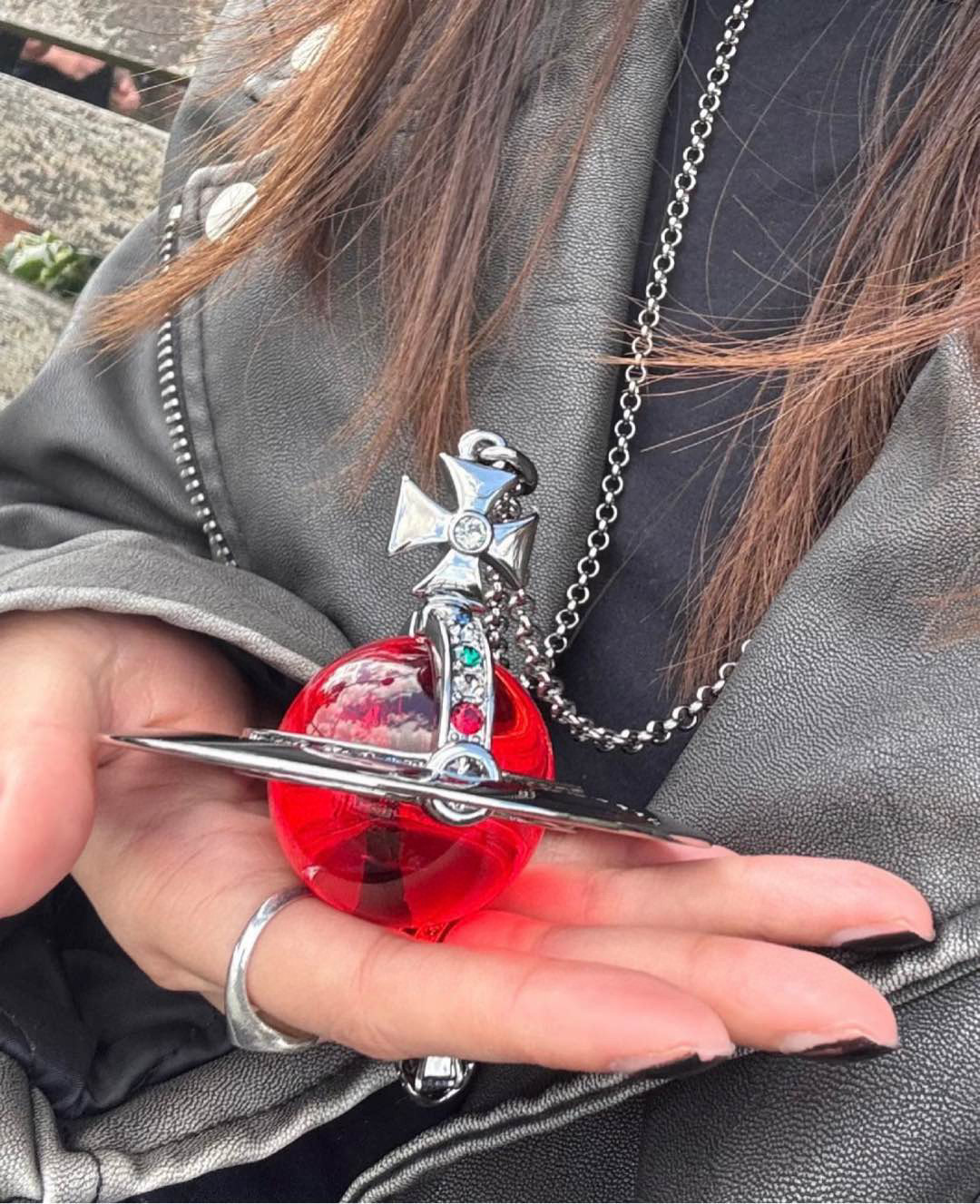 NO:109563,Classic giant ball crystal Saturn necklace crystal necklace vivienne westwood queen mother Saturn necklace!  British fashion designer, mother of punk in fashion!  Fashionable and trendy style, powerful quality, super beautiful design!  The simple and elegant embroidery logo is exquisite. There is no need to worry about not looking good because of the new design of classic elements!  The perfect choice for gifts, fully showing the personality style. The quality is very high, and the whole jewelry gives people a big brand aura and is very exquisite. It improves the level of the whole person for several levels. It is definitely worth buying, jewelry quality, necklace19860909经典巨球水晶土星项链 水晶项链vivienne westwood西太后土星项链！英国时装设计师,时装的朋克之母！时尚潮流风格,品质强大,超美的设计！简约大气刺绣Logo精致这个款不用担心不好看,因为经典的元素洋气的新设计！赠礼的完美之选,充分展现个性风范.品质非常整个首饰给人大牌气场的同时又非常精致,让整个人的层次提升好几个level绝对值得入手,饰品精品,necklace,Jewelry