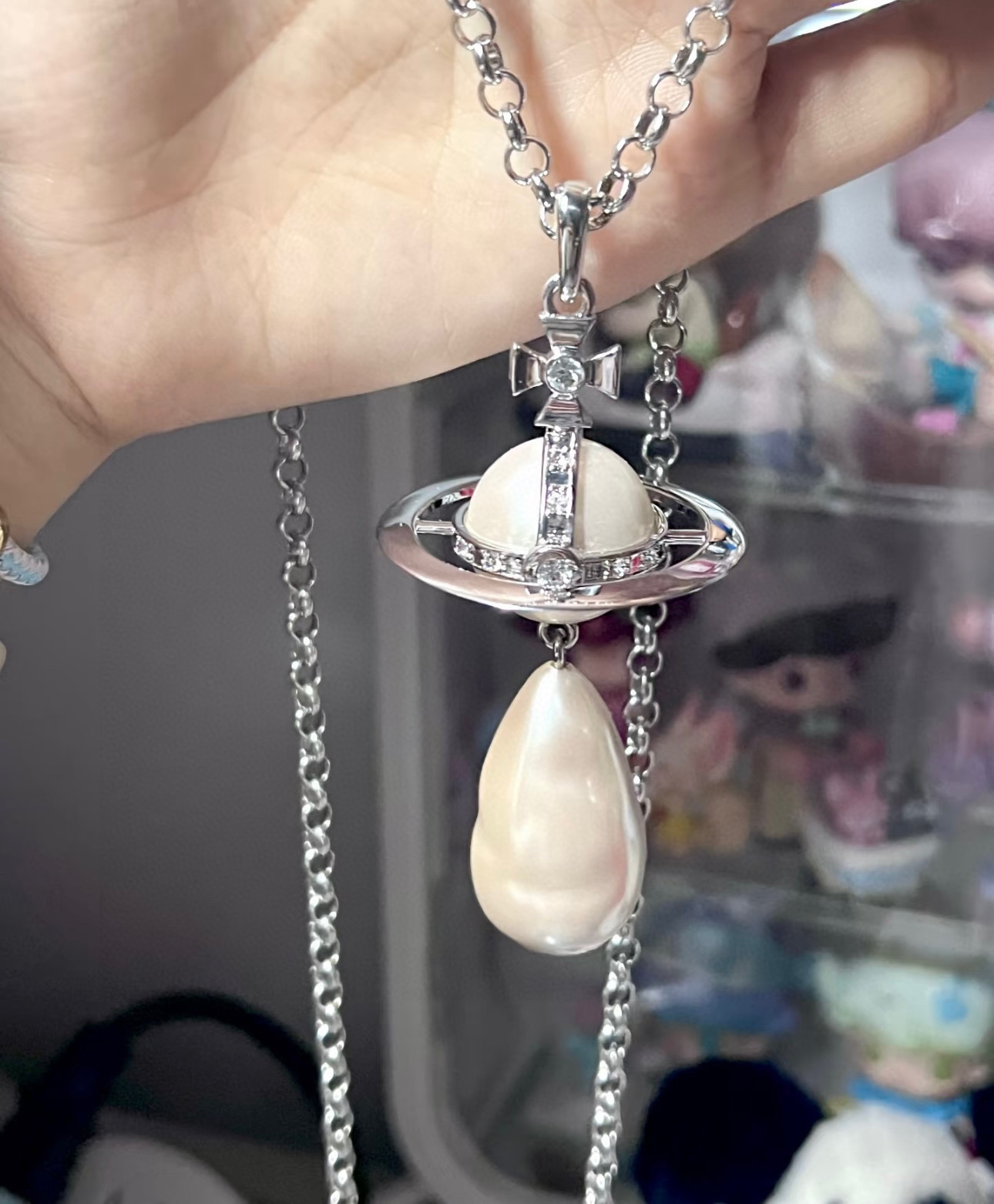 NO:109569,vivienne westwood Queen Mother's Necklace Saturn Necklace!  British fashion designer, mother of punk in fashion!  Fashionable and trendy style, powerful quality, super beautiful design!  The simple and elegant embroidery logo is exquisite. There is no need to worry about not looking good because of the new design of classic elements!  The perfect choice for gifts, fully showing the personality style. The quality is very high, and the whole jewelry gives people a big brand aura and is very exquisite. It improves the level of the whole person for several levels. It is definitely worth buying, jewelry quality, necklace19860909vivienne westwood西太后项链土星项链！英国时装设计师,时装的朋克之母！时尚潮流风格,品质强大,超美的设计！简约大气刺绣Logo精致这个款不用担心不好看,因为经典的元素洋气的新设计！赠礼的完美之选,充分展现个性风范.品质非常整个首饰给人大牌气场的同时又非常精致,让整个人的层次提升好几个level绝对值得入手,饰品精品,necklace,Jewelry