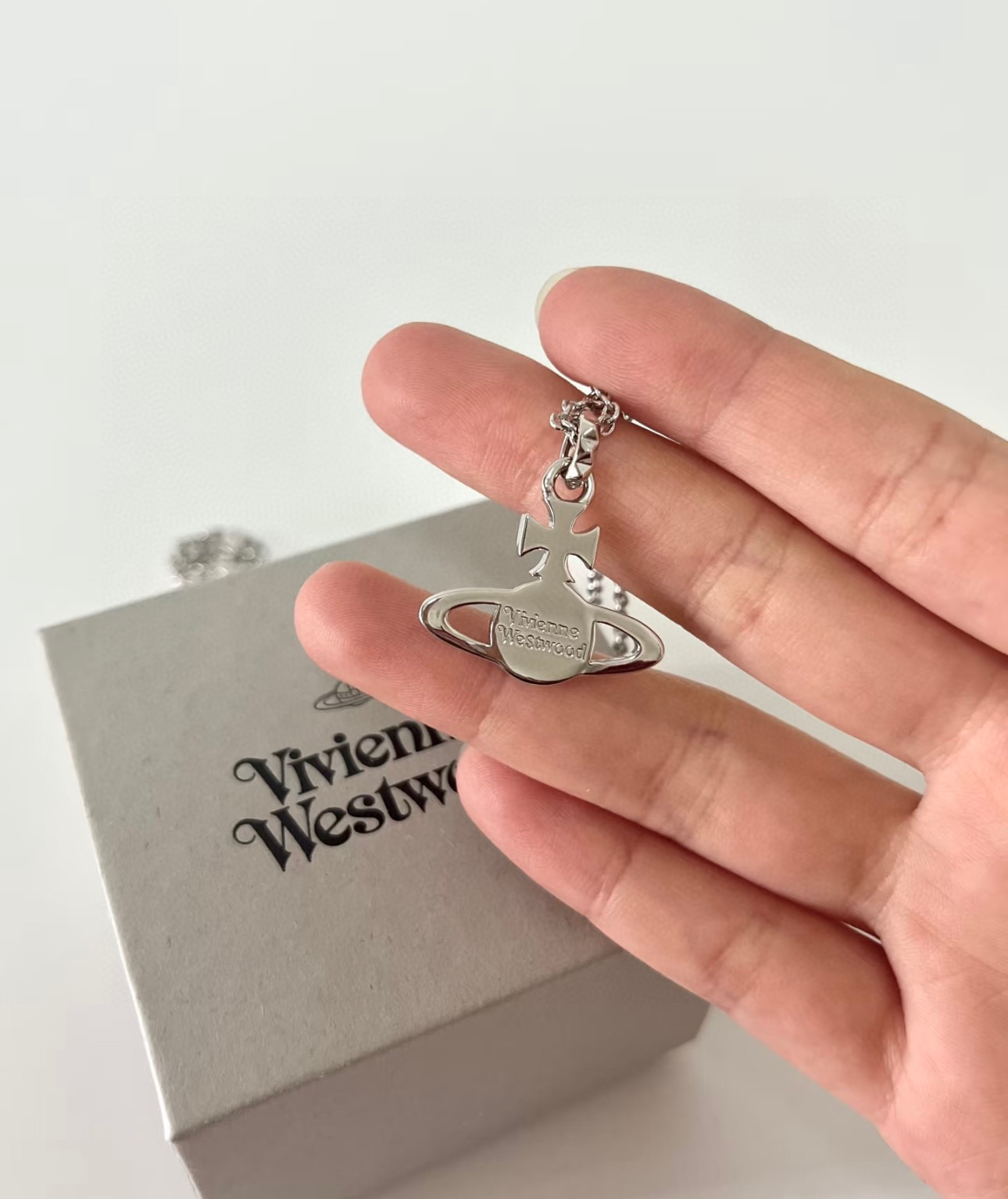 Vivienne Westwood vivienne westwood西太后项链土星 英国时装设计师 时装的朋克之母 潮流风格