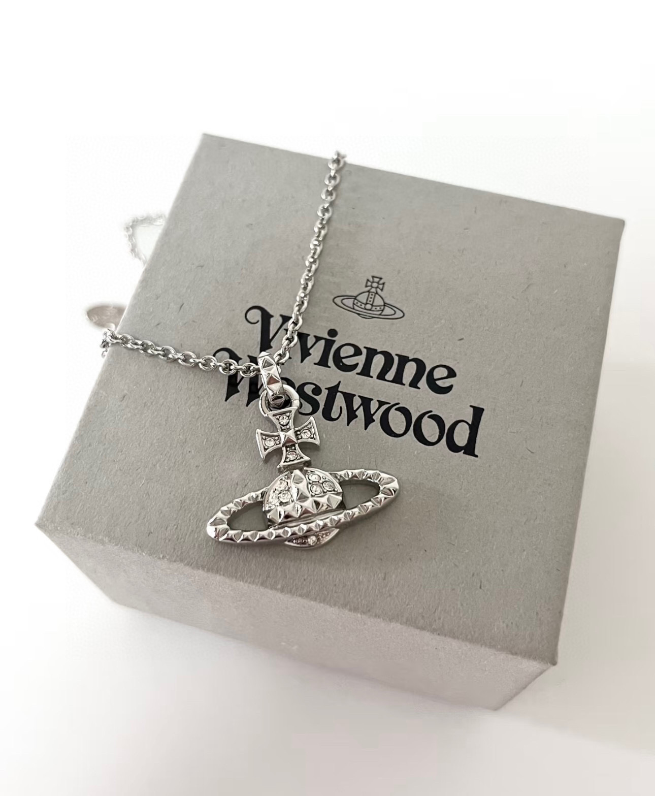 Vivienne Westwood vivienne westwood西太后项链土星 英国时装设计师 时装的朋克之母 潮流风格