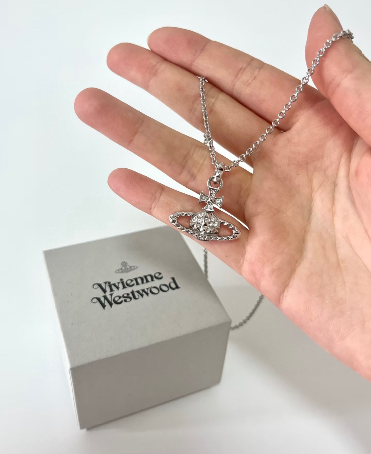 NO:109572,vivienne westwood Queen Mother Citizen necklace Saturn!  British fashion designer, mother of punk in fashion!  Fashionable and trendy style, powerful quality, super beautiful design!  The simple and elegant embroidery logo is exquisite. There is no need to worry about not looking good because of the new design of classic elements!  The perfect choice for gifts, fully showing the personality style. The quality is very high, and the whole jewelry gives people a big brand aura and is very exquisite. It improves the level of the whole person for several levels. It is definitely worth buying, jewelry quality, necklace19860909vivienne westwood西太后项链土星！英国时装设计师,时装的朋克之母！时尚潮流风格,品质强大,超美的设计！简约大气刺绣Logo精致这个款不用担心不好看,因为经典的元素洋气的新设计！赠礼的完美之选,充分展现个性风范.品质非常整个首饰给人大牌气场的同时又非常精致,让整个人的层次提升好几个level绝对值得入手,饰品精品,necklace,Jewelry