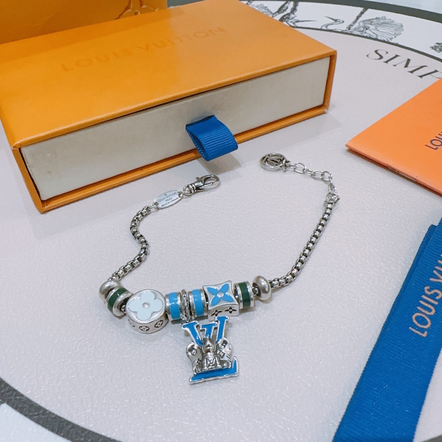 NO:113976,Genuine new high-quality LV Louis Vuitton bracelet original single-stock counter new model retro trend fashion essentials can be worn by both men and women Couple style Rock Punk Tsing silver style Retro elements Trendy versatile official website The latest necklace chain is higher in the chain grade Star classic bracelet Cuban chain series retro silver bracelet Chain length 22cm20cm18cm can be changed length Details are used for the version to be used for the old version Non-market glossy version This model has been released. The best selling model in LV is very easy to match with trendy clothes, jewelry boutique, louis vuitton, louis vuitton, necklace, bracelet19860909正品新款高品质LV路易威登手链原单货专柜新款开模复古潮流时尚必备 男女均可佩戴 情侣款同款 摇滚朋克泰银风格 复古元素 潮流百搭 官网同款项链最新款链条档次更高明星经典款手链古巴链系列复古银手链 链长码数22cm20cm18cm可改长度 细节对版做旧处理 非市面亮面版型 这款一直在出 LV里面热卖款 非常好搭配潮流衣服,饰品精品,louis vuitton,louis vuitton,necklace,bracelet,Jewelry