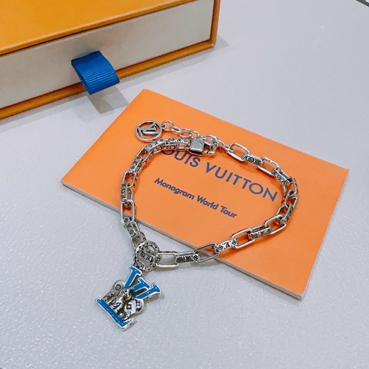 NO:109809,Genuine new high-quality LV Louis Vuitton bracelet original single-stock counter new model retro trend fashion essentials can be worn by both men and women Couple style Rock Punk Tsing silver style Retro elements Trendy versatile official website The latest necklace chain is higher in the chain grade Star classic bracelet Cuban chain series retro silver bracelet Chain length 22cm20cm18cm can be changed length Details are used for the version to be used for the old version Non-market glossy version This model has been released. The best selling model in LV is very easy to match with trendy clothes, jewelry boutique, louis vuitton, louis vuitton, necklace, bracelet19860909正品新款高品质LV路易威登手链原单货专柜新款开模复古潮流时尚必备 男女均可佩戴 情侣款同款 摇滚朋克泰银风格 复古元素 潮流百搭 官网同款项链最新款链条档次更高明星经典款手链古巴链系列复古银手链 链长码数22cm20cm18cm可改长度 细节对版做旧处理 非市面亮面版型 这款一直在出 LV里面热卖款 非常好搭配潮流衣服,饰品精品,louis vuitton,louis vuitton,necklace,bracelet,Jewelry