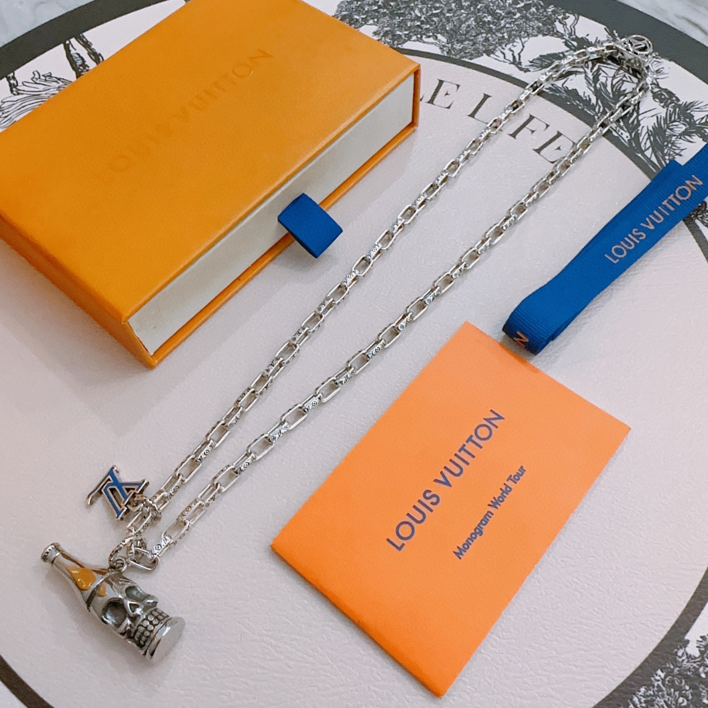 NO:112967,Louis Vuitton LV necklace original single-stock counter new model retro trend fashion essentials can be worn by both men and women Couple style Rock Punk Tsing silver style Retro elements Trendy versatile official website The latest style necklace chain is higher in grade Star classic necklace series retro silver necklace Chain length 60 cm can be changed length Details are used for the version to be used for the old version Non-market glossy style This model has been released. The best selling model in LV is very easy to match with trendy clothes, jewelry boutique, louis vuitton, louis vuitton, necklace19860909路易威登 LV项链原单货专柜新款开模复古潮流时尚必备 男女均可佩戴 情侣款同款 摇滚朋克泰银风格 复古元素 潮流百搭 官网同款项链最新款链条档次更高明星经典款项链系列复古银项链 链长60厘米可改长度 细节对版做旧处理 非市面亮面版型 这款一直在出 LV里面热卖款 非常好搭配潮流衣服,饰品精品,louis vuitton,louis vuitton,necklace,Jewelry