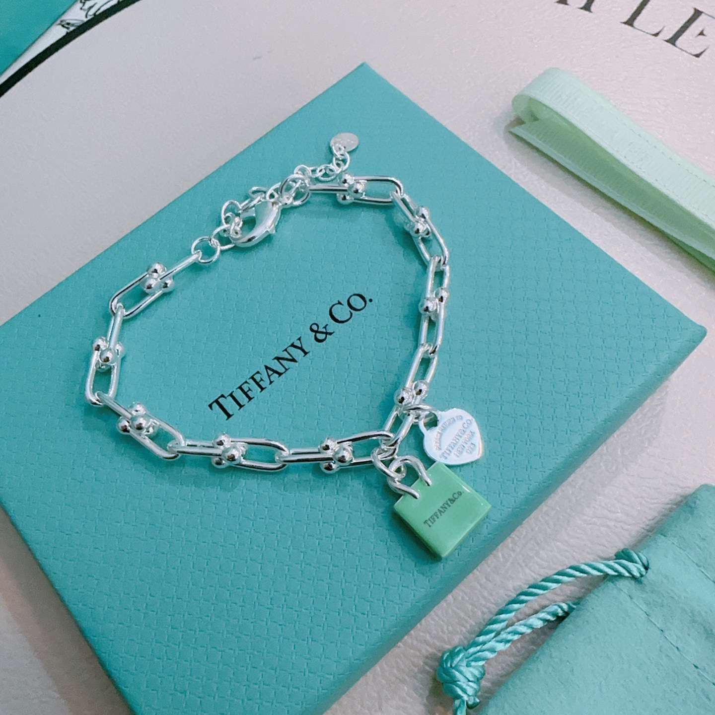 NO:112975,Tiffany TIFFNY&CO. The counter Seiko silver version bracelet has the same style as the stars, retro and old style, original reproduction, purely handmade, authentic model opening trendy and fashion essentials, both men and women can wear it, couple style, rock punk silver style, trendy and versatile, the same style on the official website (adjustable), jewelry quality, tiffany, bracelet19860909蒂芙尼 TIFFNY&CO. 专柜精工银版本手链明星同款 复古做旧风 原版复刻 纯手工打造 ～正品开模潮流时尚必备 男女均可佩戴 情侣款同款 摇滚朋克银风格 潮流百搭 官网同款（可调节）,饰品精品,tiffany,bracelet,Jewelry