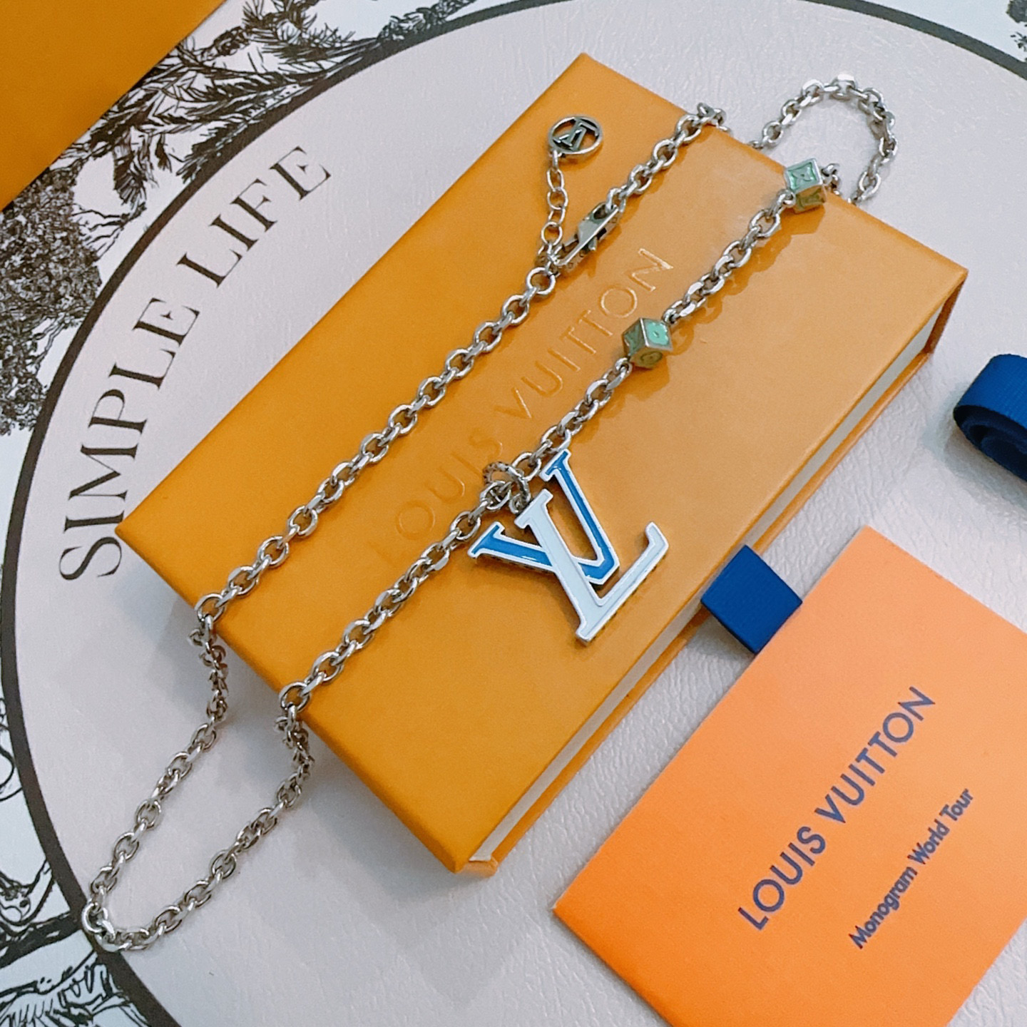 NO:112985,Louis Vuitton LV necklace original single-stock counter new model retro trend fashion essentials can be worn by both men and women, couple style same style, rock punk silver style, retro elements, trendy and versatile, official website same style necklace latest style chain higher grade, star classic necklace series retro silver necklace, chain length 60 cm can be changed length, details are used to treat the version, non-market glossy style, this model has been released, the best selling model in LV, very easy to match with trendy clothes, jewelry boutique, louis vuitton, louis vuitton, necklace19860909路易威登LV项链原单货专柜新款开模复古潮流时尚必备 男女均可佩戴 情侣款同款 摇滚朋克泰银风格 复古元素 潮流百搭 官网同款项链最新款链条档次更高明星经典款项链系列复古银项链 链长60厘米可改长度 细节对版做旧处理 非市面亮面版型 这款一直在出 LV里面热卖款 非常好搭配潮流衣服,饰品精品,louis vuitton,louis vuitton,necklace,Jewelry