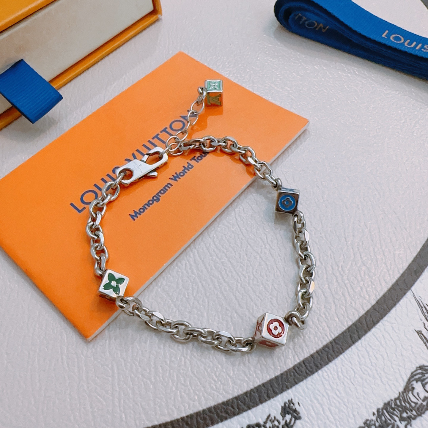 NO:109814,High-quality Louis Vuitton LV bracelet original single-stock counter new model retro trend fashion essentials can be worn by both men and women Couple style Rock Punk Tsing silver style Retro elements Trendy versatile official website The latest style necklace of the same style chain is higher, Star classic necklace series retro silver bracelet The chain length can be adjusted length Details are used for the old version Non-market glossy style This model has been released. The best selling model in LV is very easy to match with trendy clothes, jewelry boutique, louis vuitton, louis vuitton, necklace, bracelet19860909高品质路易威登LV手链原单货专柜新款开模复古潮流时尚必备 男女均可佩戴 情侣款同款 摇滚朋克泰银风格 复古元素 潮流百搭 官网同款项链最新款链条档次更高明星经典款项链系列复古银手链 链长可调节长度 细节对版做旧处理 非市面亮面版型 这款一直在出 LV里面热卖款 非常好搭配潮流衣服,饰品精品,louis vuitton,louis vuitton,necklace,bracelet,Jewelry