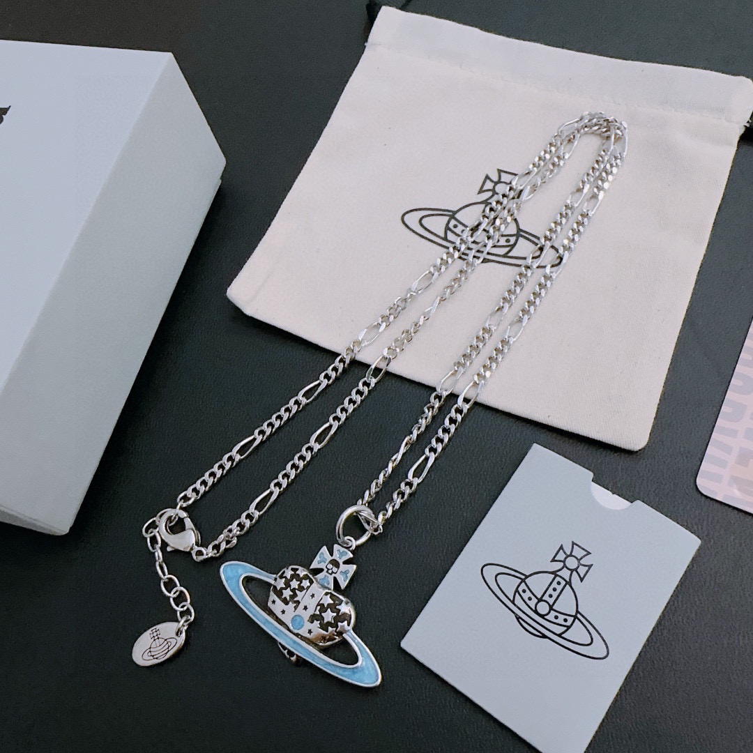 NO:110329,High-quality classic Saturn necklace for men and women, necklace vivienne westwood Queen Mother Saturn necklace!  British fashion designer, mother of punk in fashion!  Fashionable and trendy style, powerful quality, super beautiful design!  The simple and elegant embroidery logo is exquisite. There is no need to worry about not looking good because of the new design of classic elements!  The perfect choice for gifts, fully showing the personality style. The quality is very high, and the whole jewelry gives people a big brand aura and is very exquisite. It improves the level of the whole person for several levels. It is definitely worth buying, jewelry quality, necklace19860909高品质经典大土星项链男女同款 项链vivienne westwood西太后土星项链！英国时装设计师,时装的朋克之母！时尚潮流风格,品质强大,超美的设计！简约大气刺绣Logo精致这个款不用担心不好看,因为经典的元素洋气的新设计！赠礼的完美之选,充分展现个性风范.品质非常整个首饰给人大牌气场的同时又非常精致,让整个人的层次提升好几个level绝对值得入手,饰品精品,necklace,Jewelry