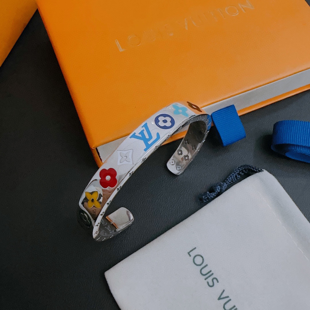 NO:111417,High-quality LV Louis Vuitton bracelet bracelet original single-stock counter new model retro trend fashion essentials can be worn by both men and women Couple style Rock Punk Tsing silver style Retro elements Trendy versatile official website The latest style of the same necklace chain is higher in the chain grade Star classic necklace series retro silver bracelet Chain length code number opening design (adjustable) Details are used to treat versions Aged non-market glossy style This model has been released. Hot models in LV are very easy to match with trendy clothes, jewelry boutique, louis vuitton, louis vuitton, necklace, bracelet, bracelet19860909高品质LV路易威登手链手镯原单货专柜新款开模复古潮流时尚必备 男女均可佩戴 情侣款同款 摇滚朋克泰银风格 复古元素 潮流百搭 官网同款项链最新款链条档次更高明星经典款项链系列复古银手链 链长码数开口设计（可调节） 细节对版做旧处理 非市面亮面版型 这款一直在出 LV里面热卖款 非常好搭配潮流衣服,饰品精品,louis vuitton,louis vuitton,necklace,bracelet,bracelet,Jewelry