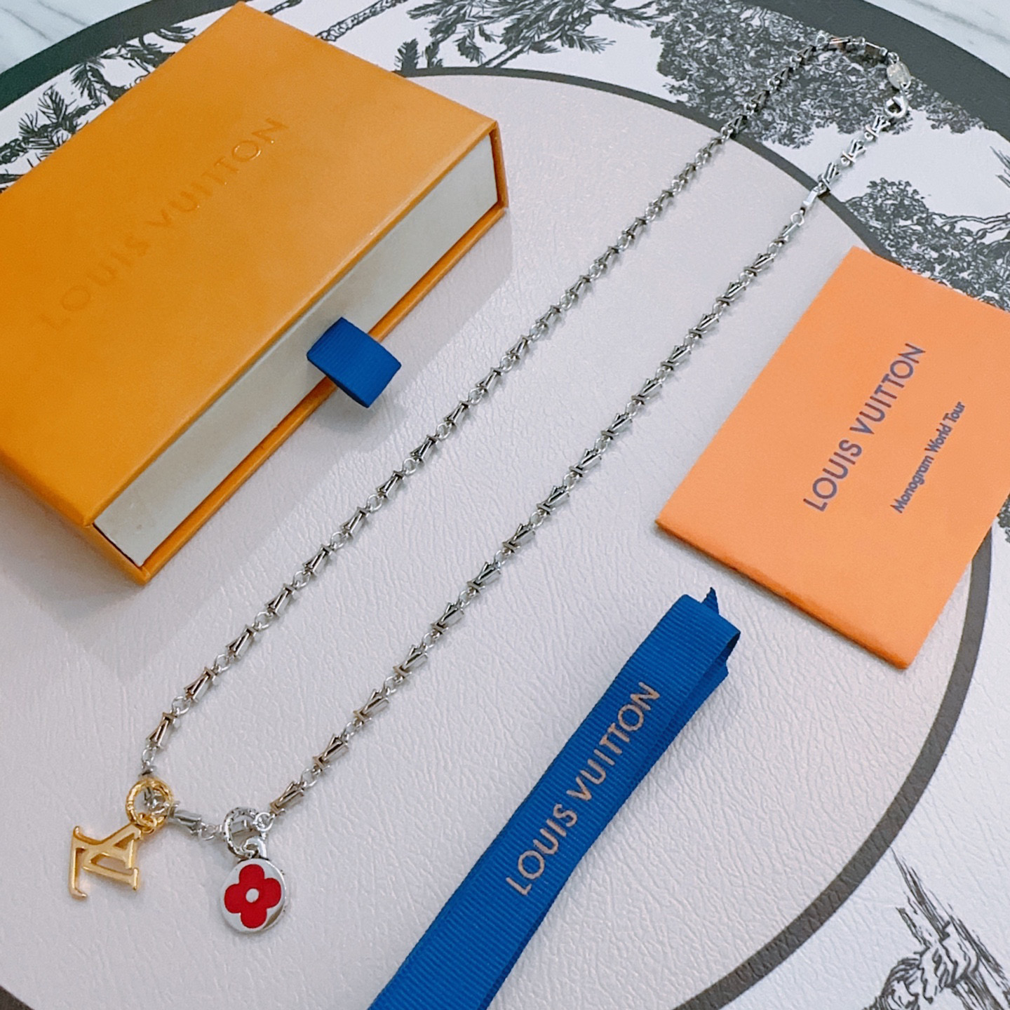 NO:111420,LV Louis Vuitton necklace original single-stock counter new model retro trend fashion essentials can be worn by both men and women, couple style same style, rock punk silver style, retro elements, trendy and versatile, official website same style necklace latest style chain higher grade, star classic necklace series retro silver necklace, chain length 60 cm can be changed length, details are used to treat the version, non-market bright style, this model has been released, the best selling model in LV, very easy to match with trendy clothes, jewelry boutique, louis vuitton, louis vuitton, necklace19860909LV路易威登项链原单货专柜新款开模复古潮流时尚必备 男女均可佩戴 情侣款同款 摇滚朋克泰银风格 复古元素 潮流百搭 官网同款项链最新款链条档次更高明星经典款项链系列复古银项链 链长60厘米可改长度 细节对版做旧处理 非市面亮面版型 这款一直在出 LV里面热卖款 非常好搭配潮流衣服,饰品精品,louis vuitton,louis vuitton,necklace,Jewelry