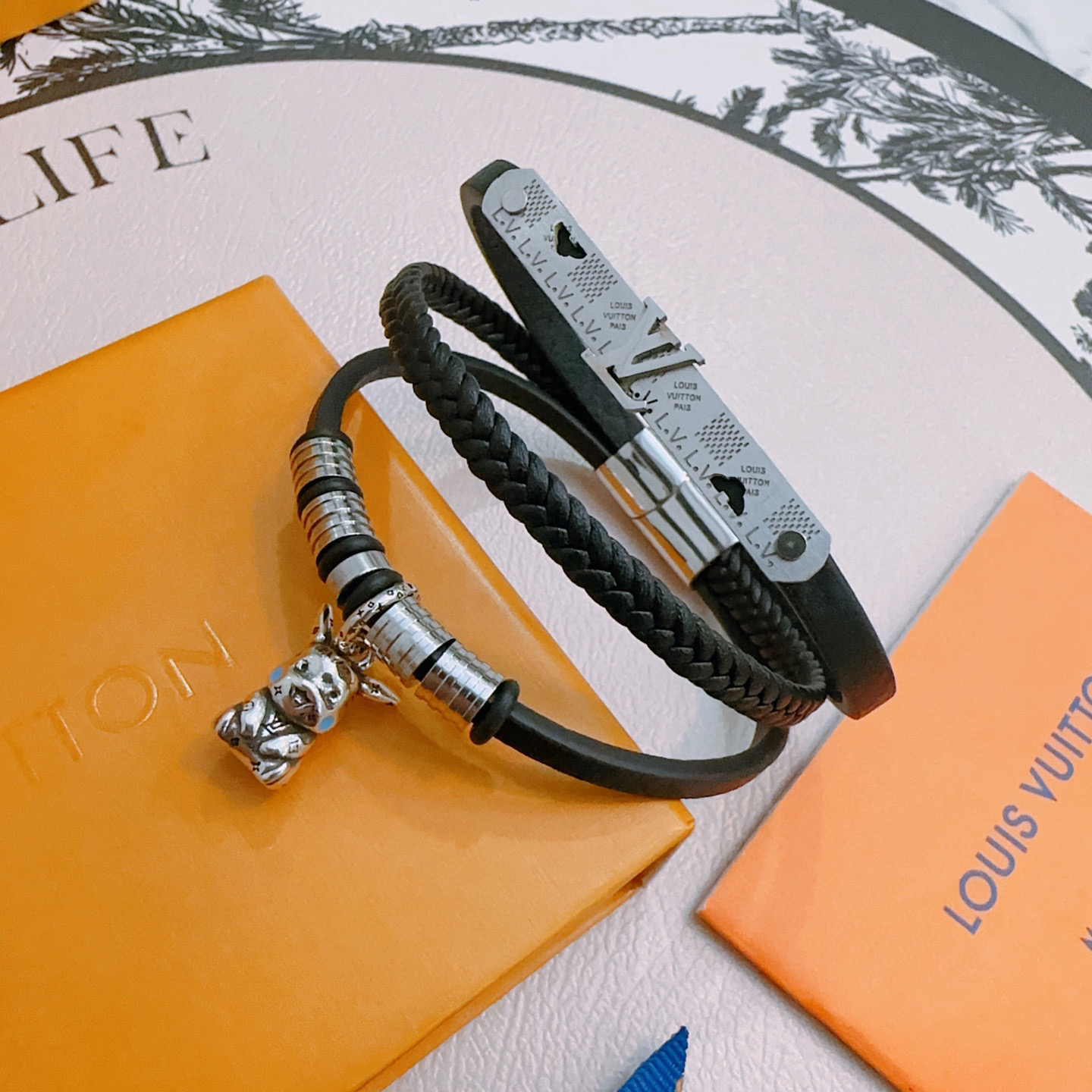 NO:110356,High-quality LV Louis Vuitton cowhide bracelet bracelet original single-stock counter new model open retro trend fashion essentials can be worn by both men and women Couple style Rock Punk Tsing silver style Retro elements blue low-key luxury trendy versatile official website The latest bracelet style chain higher grade Celebrity classic bracelet series retro details Aging treatment Non-market glossy version Length 22cm adjustable and changeable This model has been released. Hot models in LV are very easy to match with trendy clothes, jewelry boutique, louis vuitton, louis vuitton, bracelet, bracelet, cowhide19860909高品质LV路易威登牛皮手绳手链原单货专柜新款开模复古潮流时尚必备 男女均可佩戴 情侣款同款 摇滚朋克泰银风格 复古元素蓝色低调奢华 潮流百搭 官网同款手镯最新款链条档次更高明星经典款手绳系列复古 细节对版做旧处理 非市面亮面版型  长度22cm可调节可更改 这款一直在出 LV里面热卖款 非常好搭配潮流衣服,饰品精品,louis vuitton,louis vuitton,bracelet,bracelet,cowhide,Jewelry