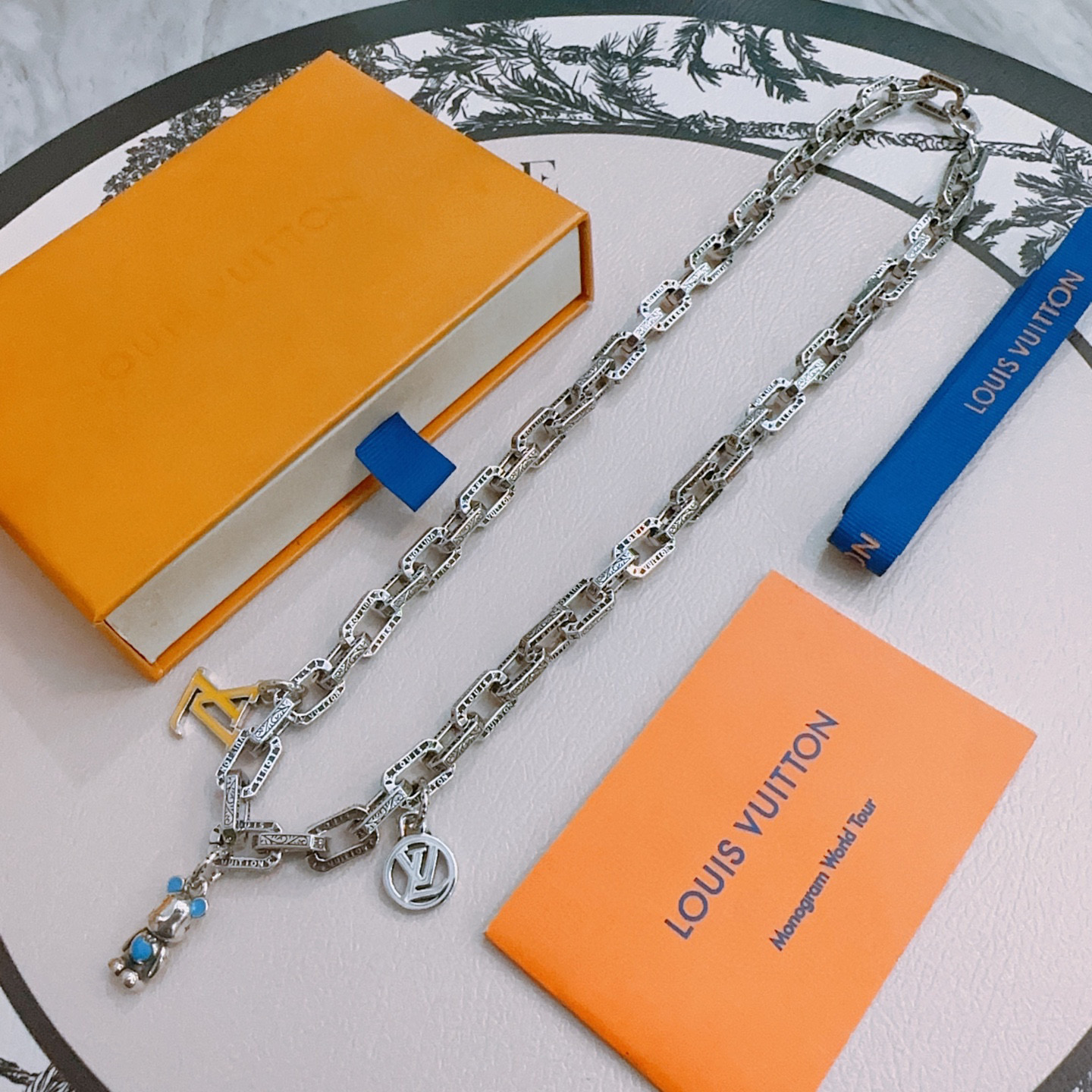 NO:110997,Louis Vuitton LV necklace original single-stock counter new model retro trend fashion essentials can be worn by both men and women Couple style Rock Punk Tsing silver style Retro elements Trendy versatile official website The latest style necklace chain is higher in grade Star classic necklace series retro silver necklace Chain length 55 cm can be changed length Details are used for the version to be used for the old version Non-market glossy style This model has been released. The best selling model in LV is very easy to match with trendy clothes, jewelry boutique, louis vuitton, louis vuitton, necklace19860909路易威登 LV项链原单货专柜新款开模复古潮流时尚必备 男女均可佩戴 情侣款同款 摇滚朋克泰银风格 复古元素 潮流百搭 官网同款项链最新款链条档次更高明星经典款项链系列复古银项链 链长55厘米可改长度 细节对版做旧处理 非市面亮面版型 这款一直在出 LV里面热卖款 非常好搭配潮流衣服,饰品精品,louis vuitton,louis vuitton,necklace,Jewelry