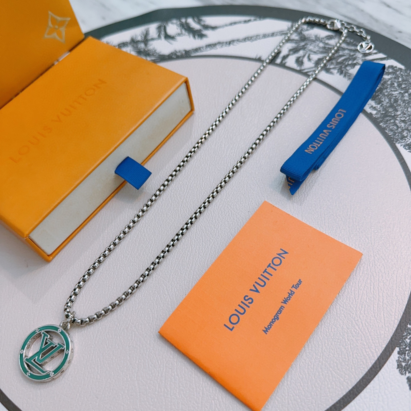 NO:111006,Louis Vuitton LV necklace original single-stock counter new model retro trend fashion essentials can be worn by both men and women Couple style Rock Punk Tsing silver style Retro elements Trendy versatile official website The latest style necklace chain is higher in grade Star classic necklace series retro silver necklace Chain length 60 cm can be changed length Details are used for the version to be used for the old version Non-market glossy style This model has been released. The best selling model in LV is very easy to match with trendy clothes, jewelry boutique, louis vuitton, louis vuitton, necklace19860909路易威登 LV项链原单货专柜新款开模复古潮流时尚必备 男女均可佩戴 情侣款同款 摇滚朋克泰银风格 复古元素 潮流百搭 官网同款项链最新款链条档次更高明星经典款项链系列复古银项链 链长60厘米可改长度 细节对版做旧处理 非市面亮面版型 这款一直在出 LV里面热卖款 非常好搭配潮流衣服,饰品精品,louis vuitton,louis vuitton,necklace,Jewelry