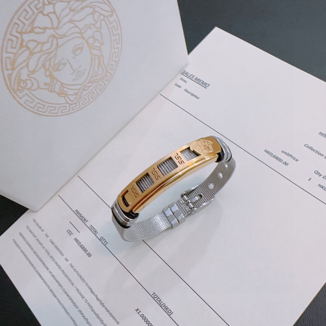 NO:111416,Versace Du Meisha logo bracelet is handsome and cool, and it reveals a sense of unruly freedom. It shows a unique charm of fun. Exquisite diamond inlay. It is absolutely high-quality. It is equivalent to authentic products, jewelry quality, versace, versace, bracelet19860909Versace 范思哲 杜美莎标志手链 帅气酷炫 同时透露着一丝不羁的自由气息 展现别样趣味魅力 做工精致钻镶嵌 绝对高逼格 等同正品,饰品精品,versace,versace,bracelet,Jewelry