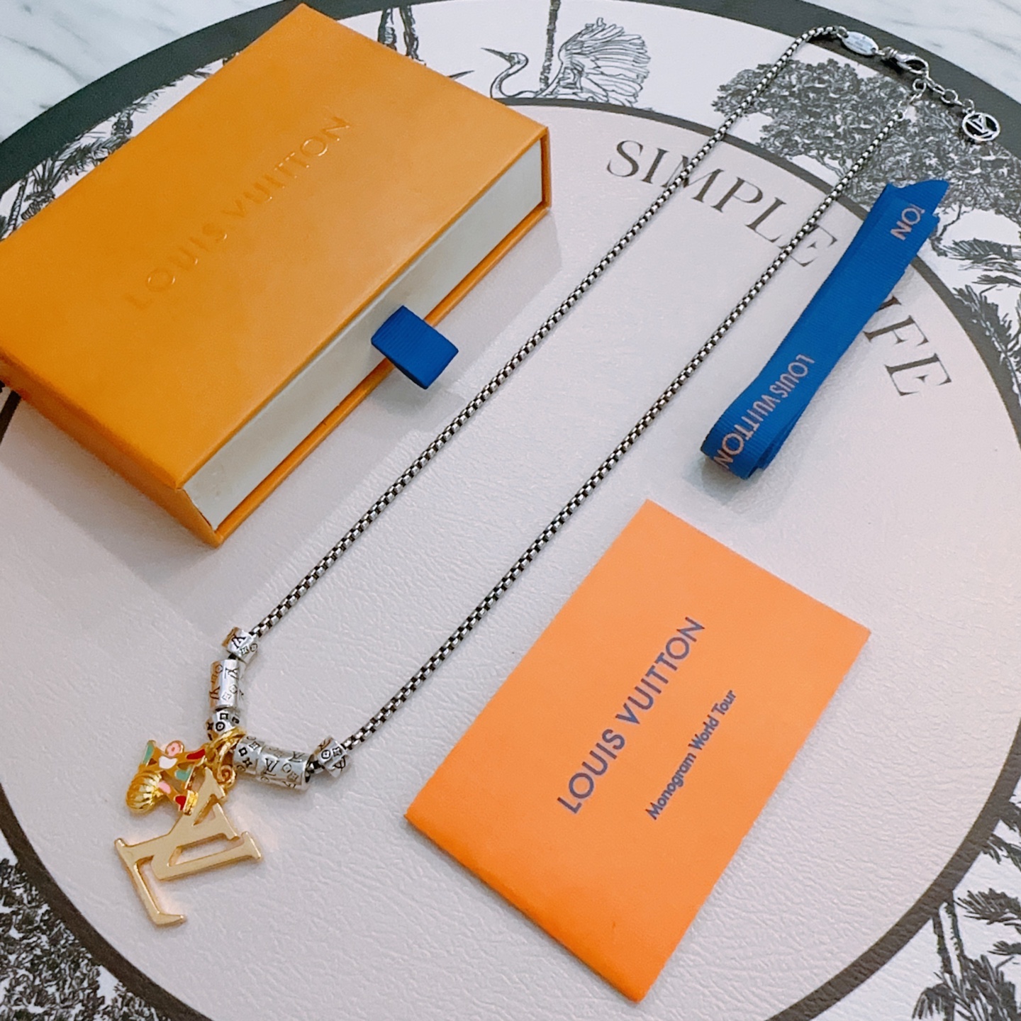 NO:111409,Louis Vuitton LV necklace original single-stock counter new model retro trend fashion essentials can be worn by both men and women Couple style Rock Punk Tsing silver style Retro elements Trendy versatile official website The latest style necklace chain is higher in grade Star classic necklace series retro silver necklace Chain length 60 cm can be changed length Details are used for the version to be used for the old version Non-market glossy style This model has been released. The best selling model in LV is very easy to match with trendy clothes, jewelry boutique, louis vuitton, louis vuitton, necklace19860909路易威登 LV项链原单货专柜新款开模复古潮流时尚必备 男女均可佩戴 情侣款同款 摇滚朋克泰银风格 复古元素 潮流百搭 官网同款项链最新款链条档次更高明星经典款项链系列复古银项链 链长60厘米可改长度 细节对版做旧处理 非市面亮面版型 这款一直在出 LV里面热卖款 非常好搭配潮流衣服,饰品精品,louis vuitton,louis vuitton,necklace,Jewelry