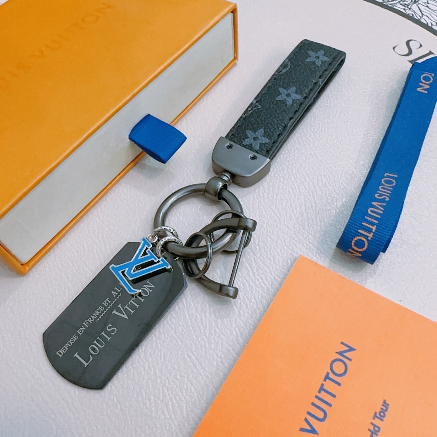 NO:111415,New products released LV keychain lv bag buckle, the latest bag hanging ornament is higher grade, the same Anger Forest series classic co-branded design concept keychain series, details are used to treat the version, non-market bright style, this model has been selling hot products in lv, very easy to match with trendy backpacks, jewelry boutique, louis vuitton, backpacks, keychain19860909新品发布LV钥匙扣 lv包包扣 最新款包包挂饰档次更高明星同款Anger Forest系列经典款联名设计理念钥匙扣系列 细节对版做旧处理 非市面亮面版型 这款一直在出 lv里面热卖款 非常好搭配潮流背包,饰品精品,louis vuitton,backpacks,keychain,Jewelry