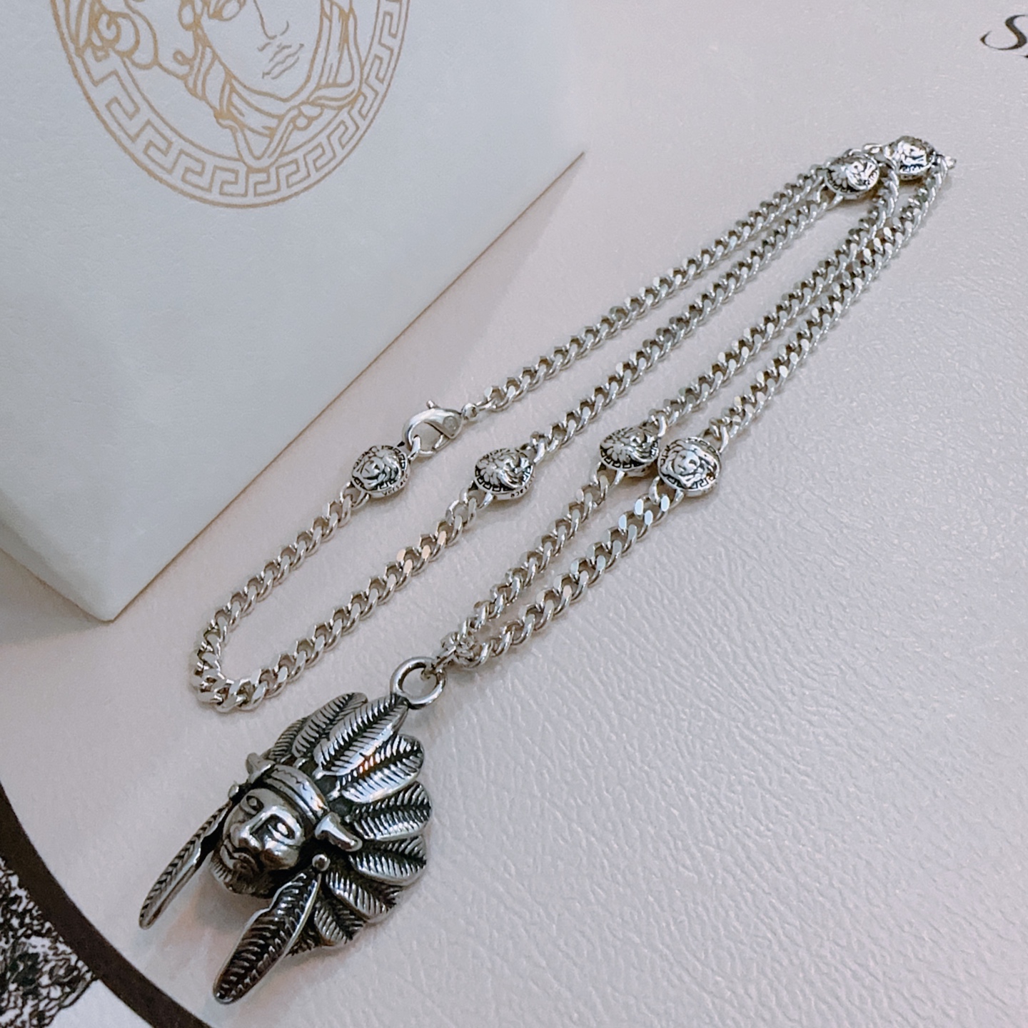 NO:111428,High-quality Versace necklace Medusa avatar original single-stock counter new model retro trend fashion essentials can be worn by both men and women Couple style Rock Punk Tsing silver style Retro elements Trendy versatile official website The latest style necklace chain is higher in grade Star classic necklace series retro silver necklace Chain length 60 cm can be changed length Details are used for the version to be used for the old version Non-market glossy style This model has been released. Versace is very popular with trendy clothes, jewelry boutique, versace, necklace19860909高品质范思哲项链美杜莎头像原单货专柜新款开模复古潮流时尚必备 男女均可佩戴 情侣款同款 摇滚朋克泰银风格 复古元素 潮流百搭 官网同款项链最新款链条档次更高明星经典款项链系列复古银项链 链长60厘米可改长度 细节对版做旧处理 非市面亮面版型 这款一直在出 范思哲里面热卖款 非常好搭配潮流衣服,饰品精品,versace,necklace,Jewelry